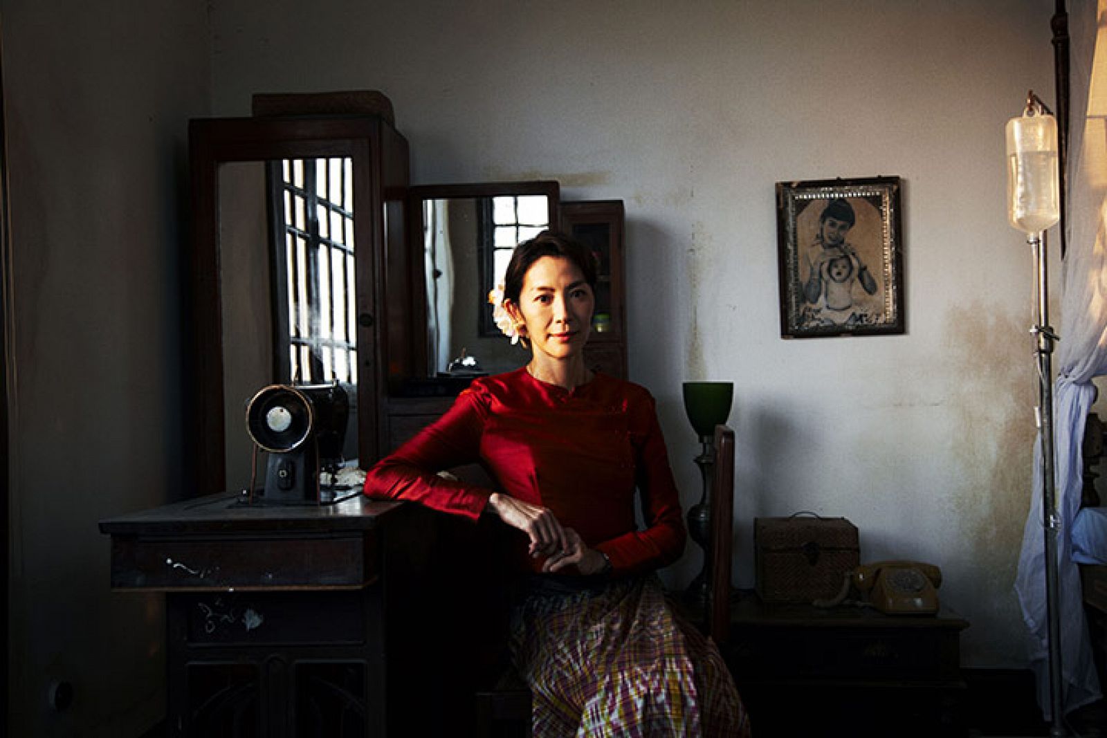 La actriz Michelle Yeoh como Aung San Suu Kyi en un fotograma de la película.