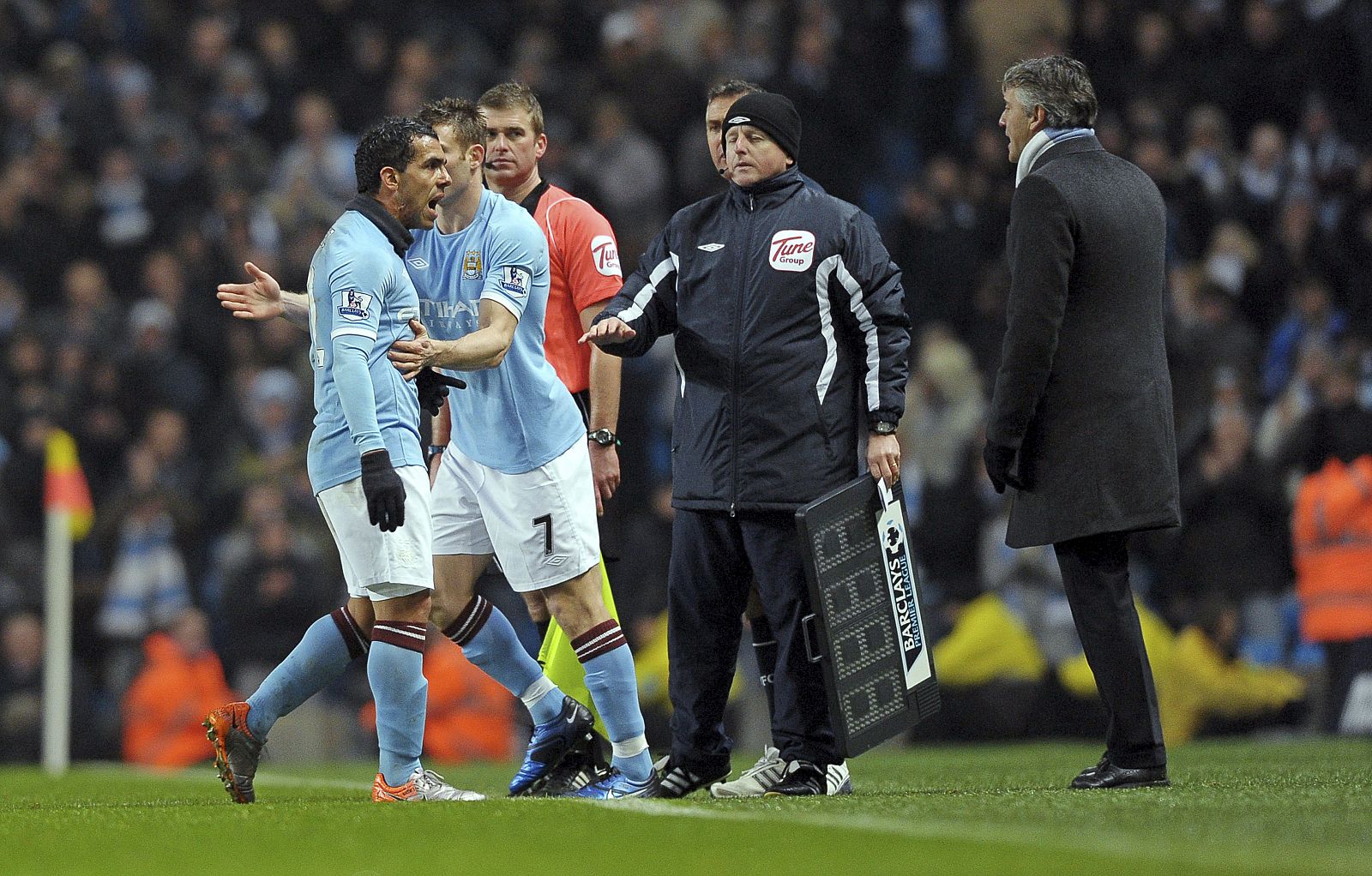 Tévez discute con Mancini tras ser sustituido ante el Bolton, la chispa que encendió la mecha