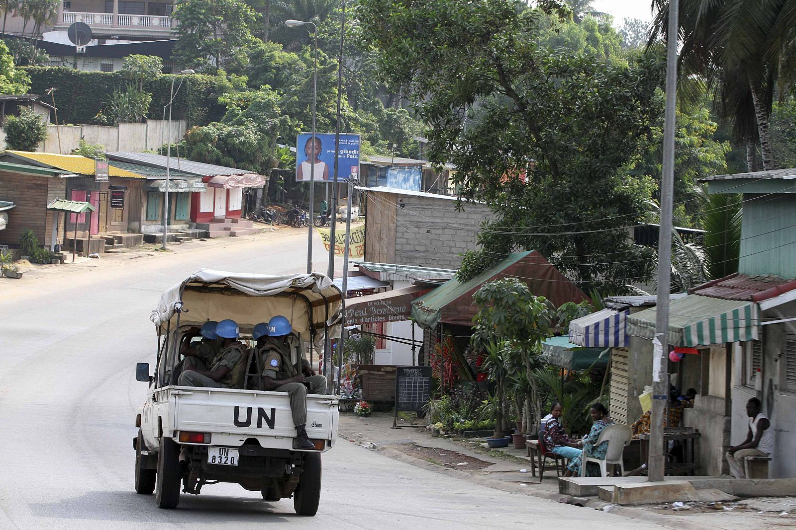 Los cascos azules de la ONU patrullan en Abiyán, escenario de violentos enfrentamientos.