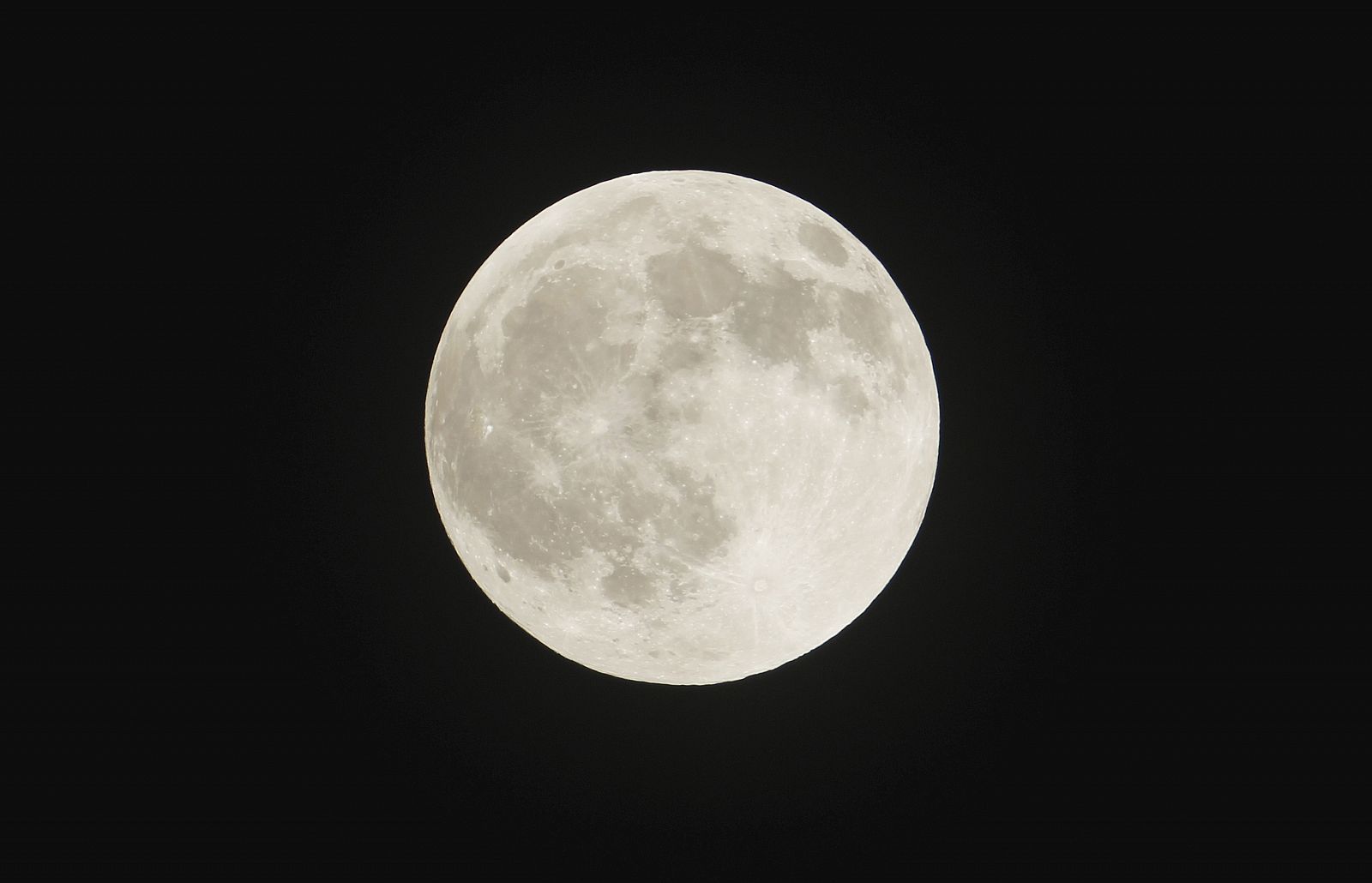 Un estudio sugiere que la Luna se formó antes de lo que se pensaba a raíz del análisis de sus rocas más antiguas.