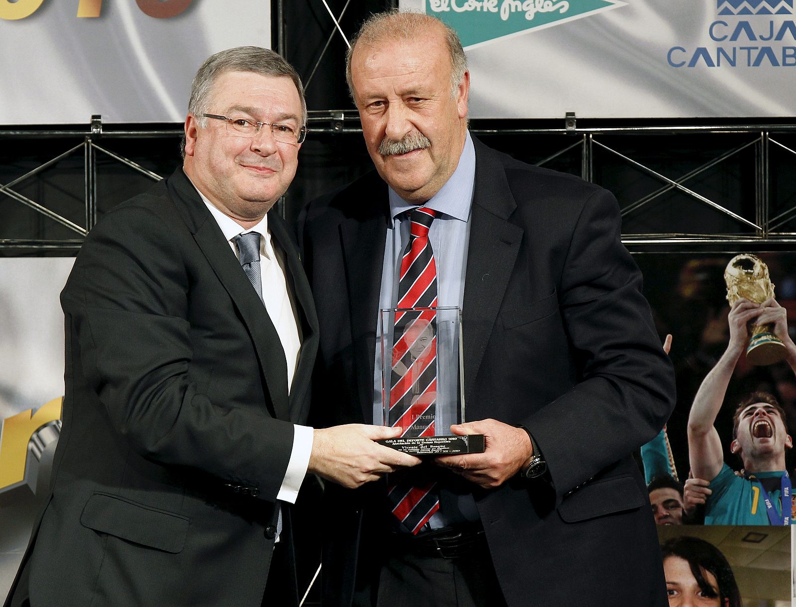 Vicente del Bosque recibe de manos del presidente de la Asociación Cántabra de la Prensa Deportiva, Juan Antonio Prieto el I Premio Jose Manuel Gozalo a los valores humanos.