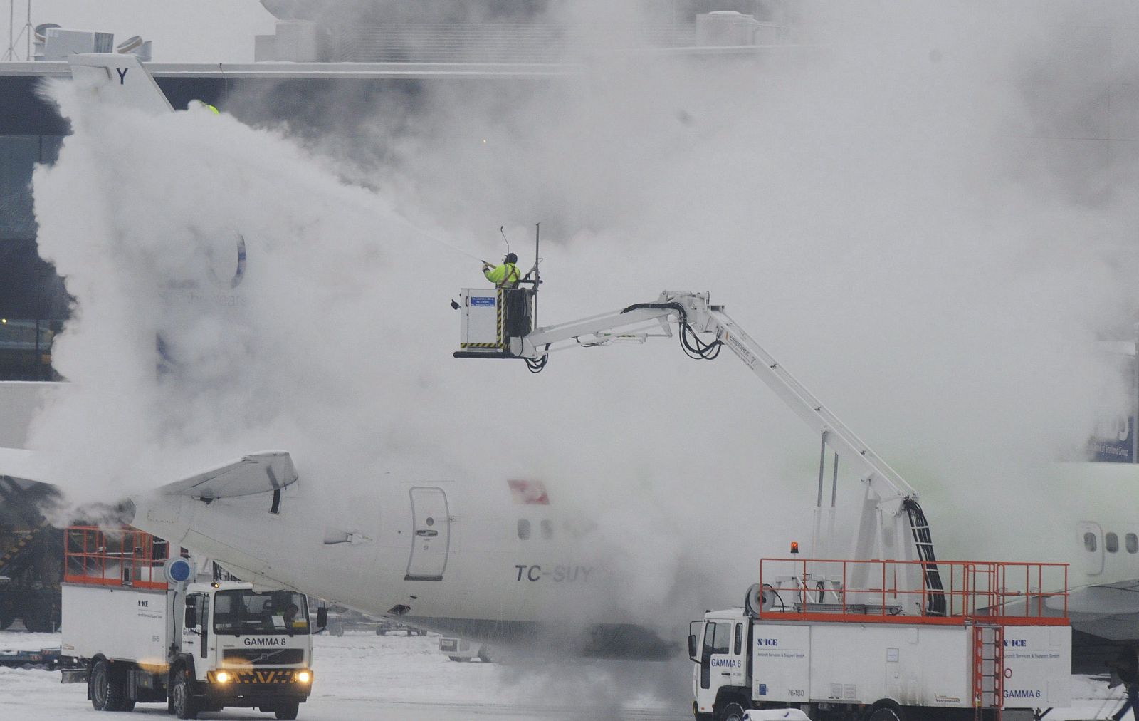 El servicio de mantenimiento descongela un avión en Francfort