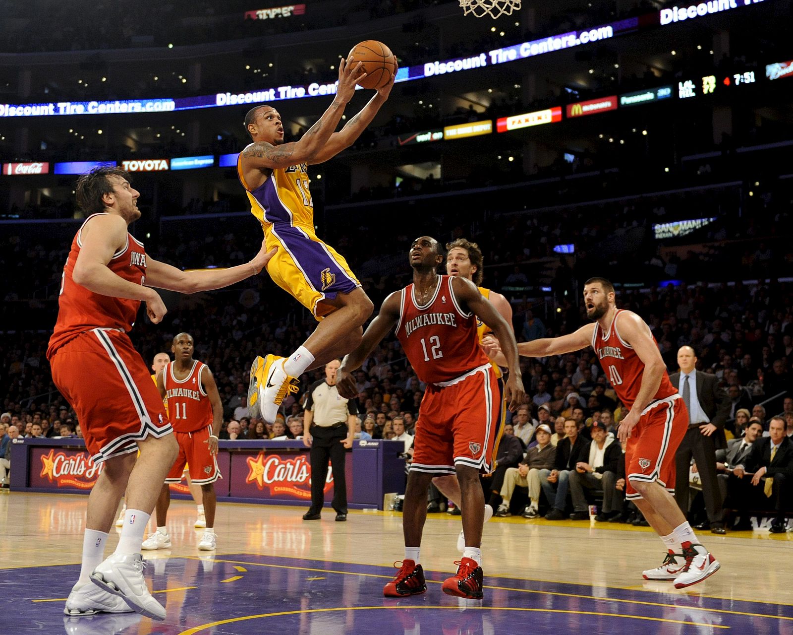 El jugador de los Lakers de Los Ángeles Shannon Brown en acción contra los Bucks.