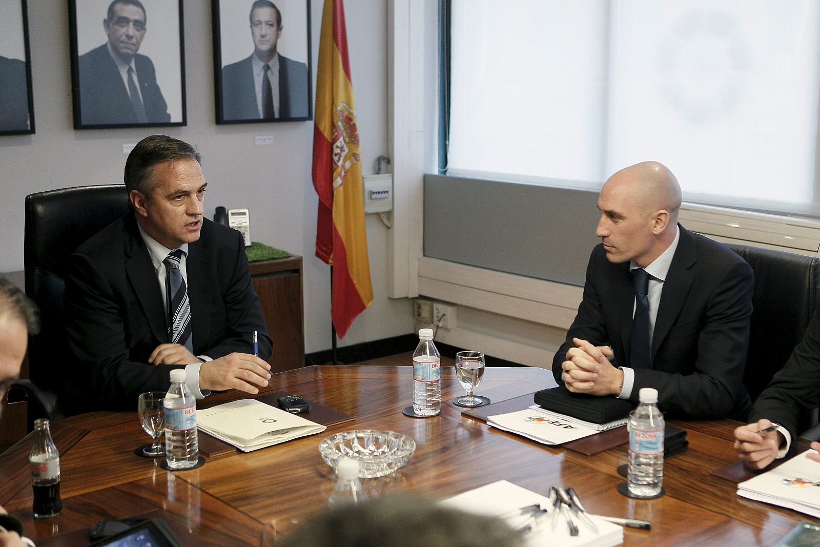 Los presidentes de la Liga de Fútbol Profesional, José Luis Astiazarán, y de la Asociación de Futbolistas Españoles, Luis Rubiales.