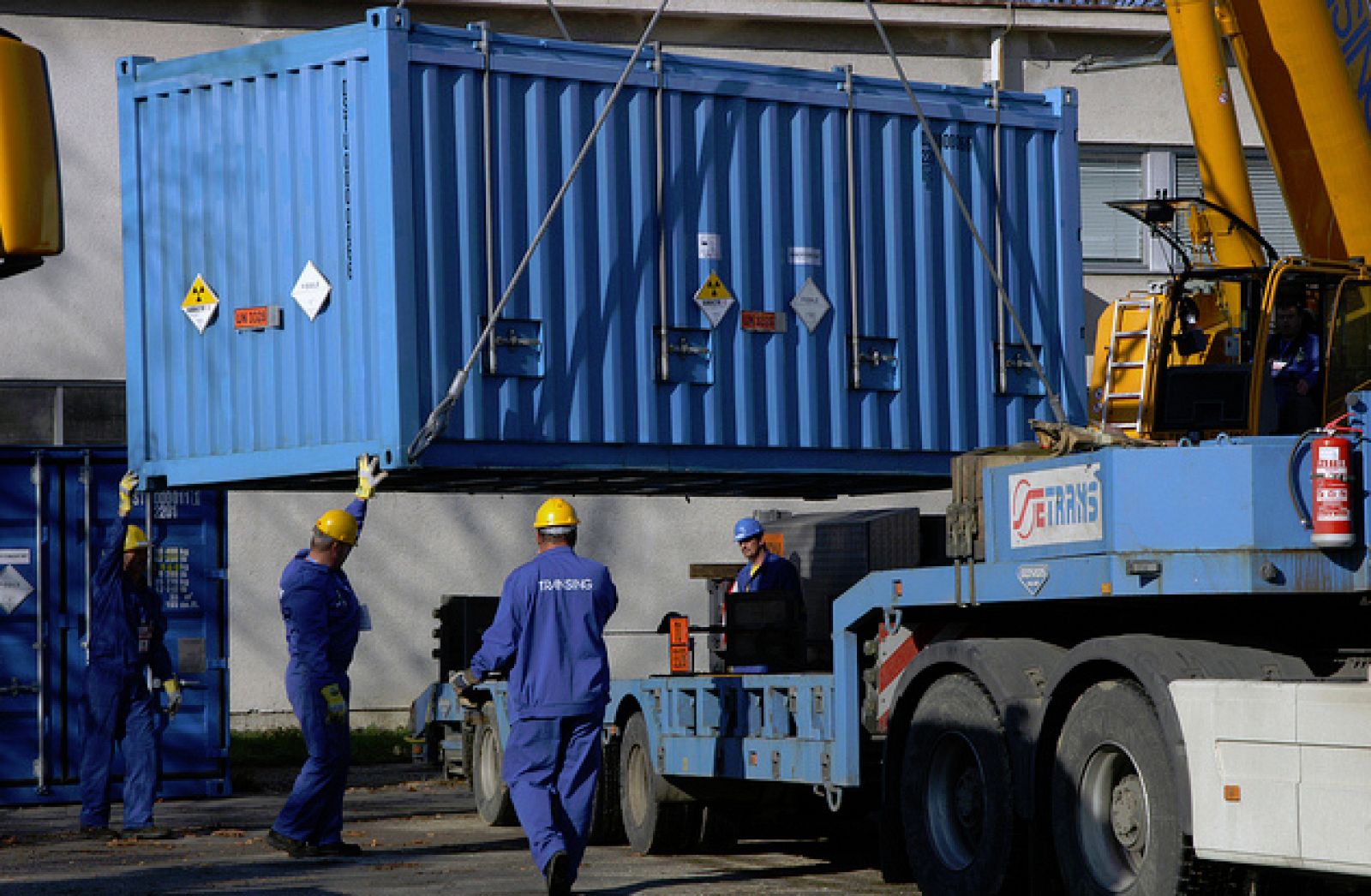 Dos observadores de la OIEA controlan el inicio del transporte desde la ciudad serbia de Vinca de los residuos radiactivos