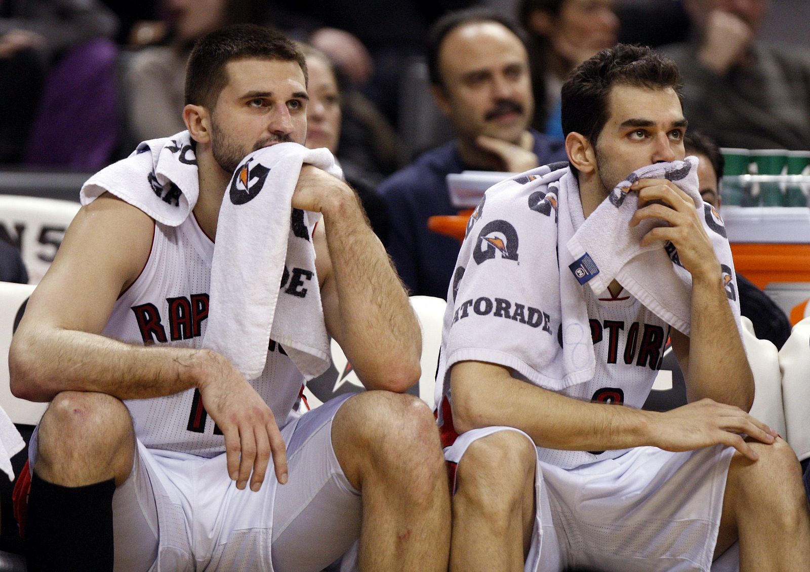 José Manuel Calderón, en el banquillo con su compañero de equipo Linas Kleiza.