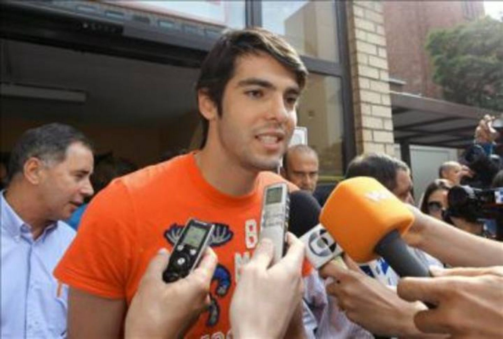 Kaká, jugador del Real Madrid, en una imagen de archivo atendiendo a los medios de comunicación.