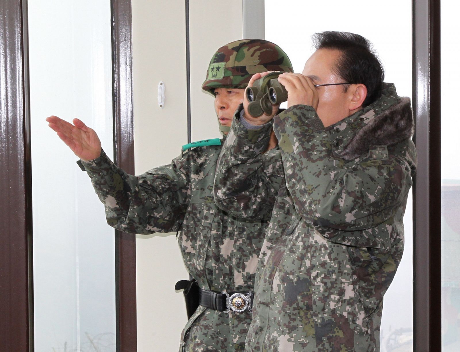 El presidente de Corea del Sur junto a las tropas durante las maniobras