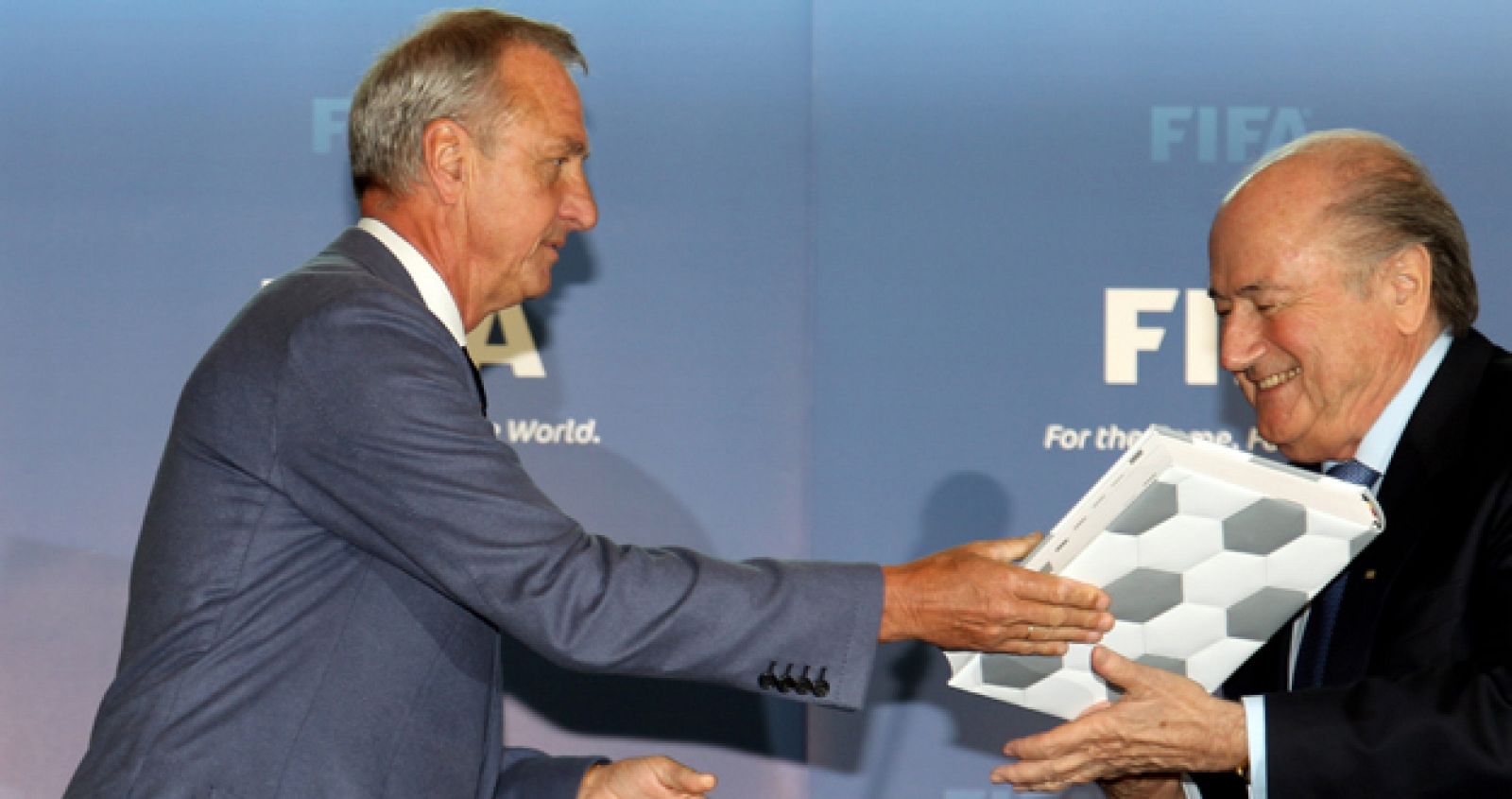 Johan Cruyff y Joseph Blatter durante un acto de la FIFA en mayo de este año.