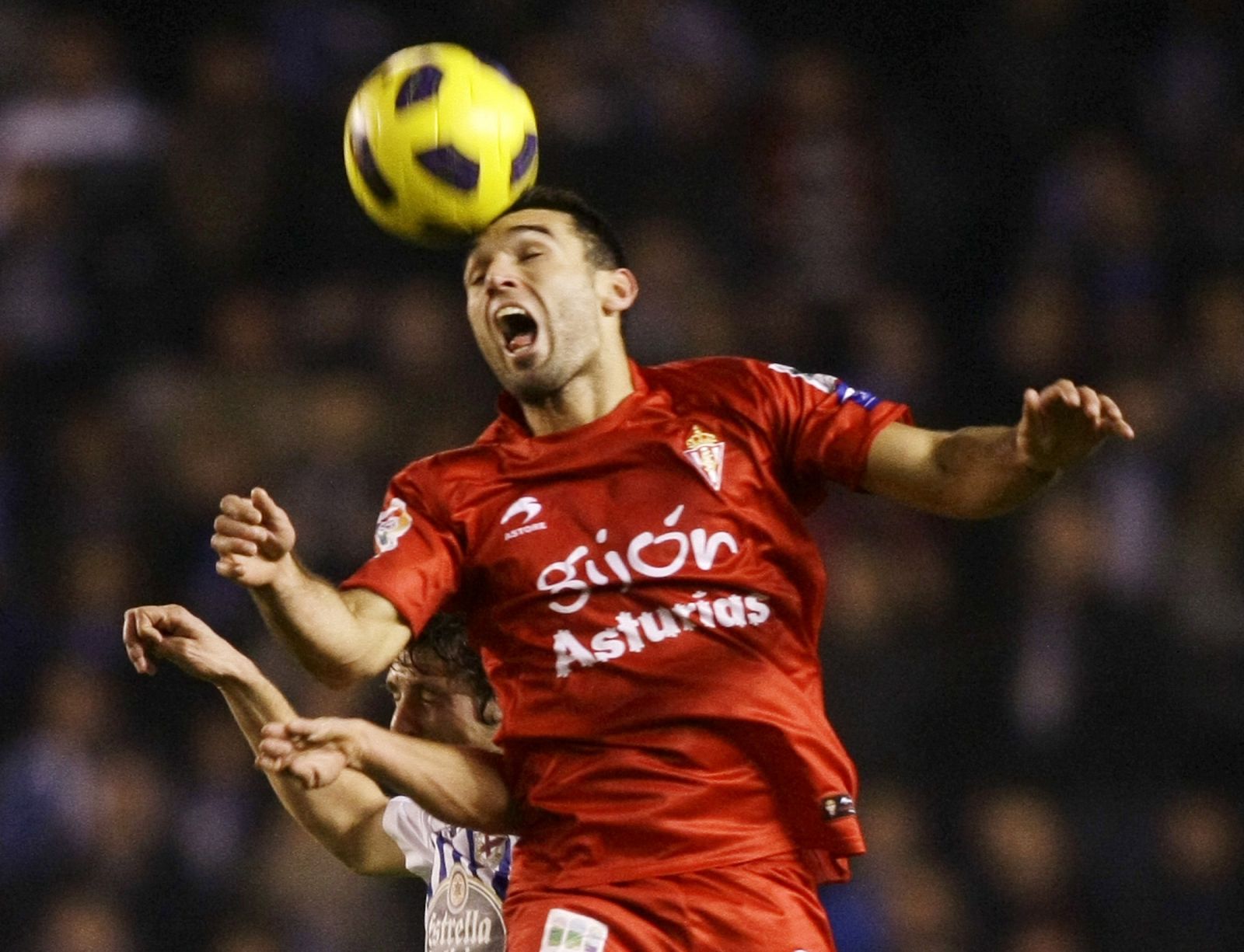 El jugador del Sporting de Gijón, Botia, durante un partido ante el Deportivo de la Coruna.