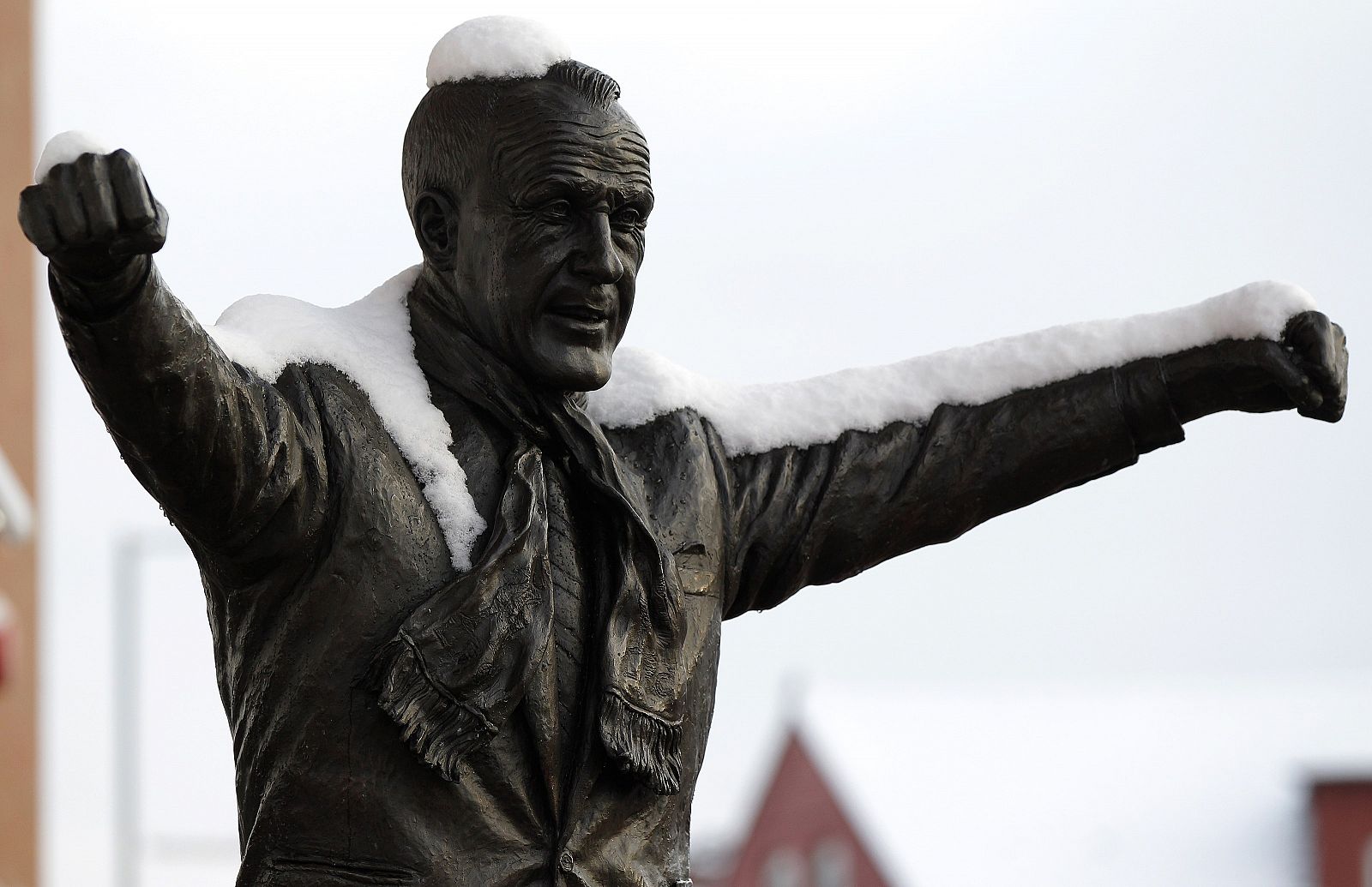 La nieve cubre la estatua del legendario entrenador del Liverpool Bill Shankly.