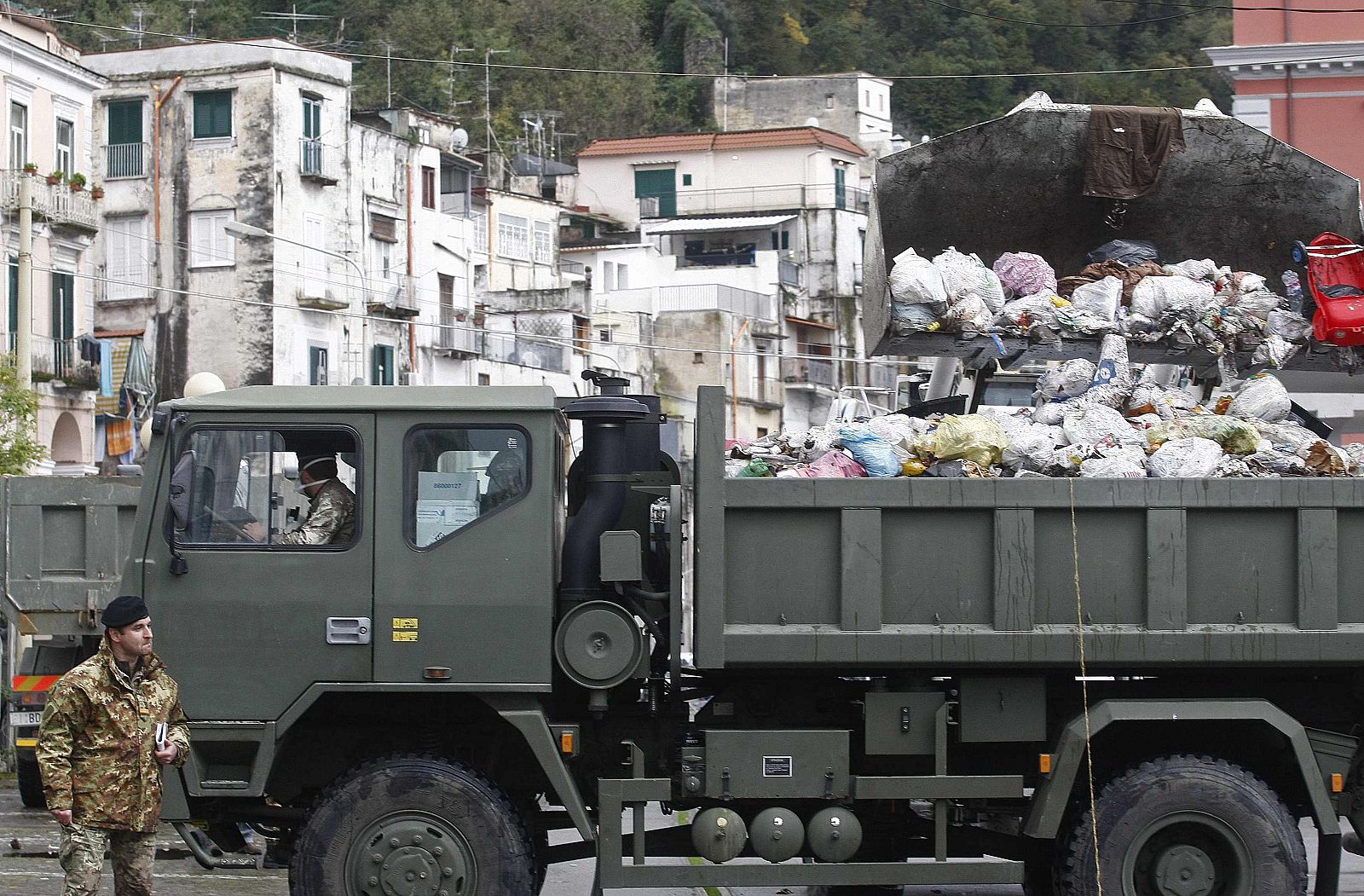 Soldados italianos recogen la basura en Nápoles