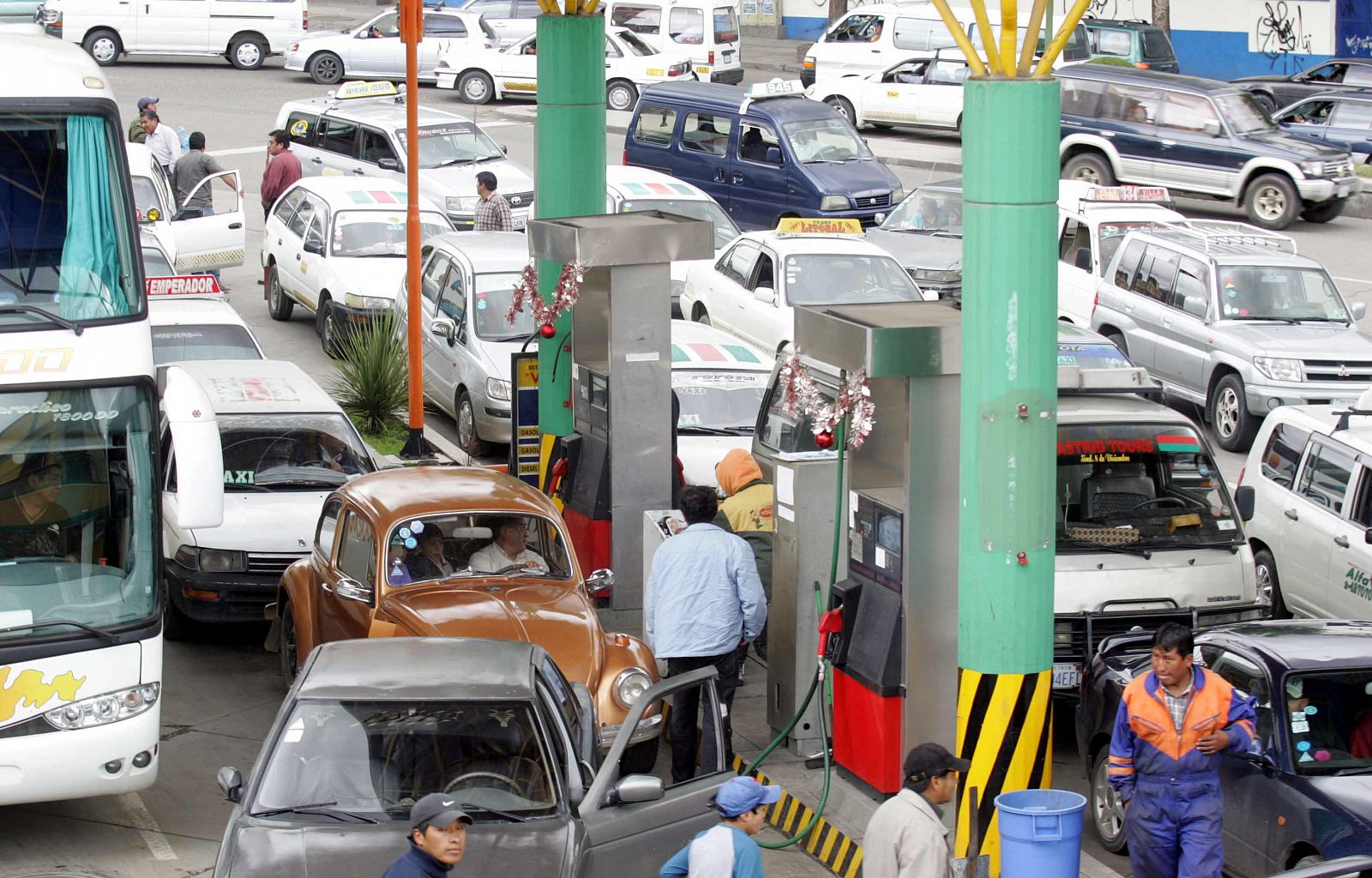 Vista de una estación de gasolina en La Paz tras conocerse el incremento al precio de los carburantes en el país