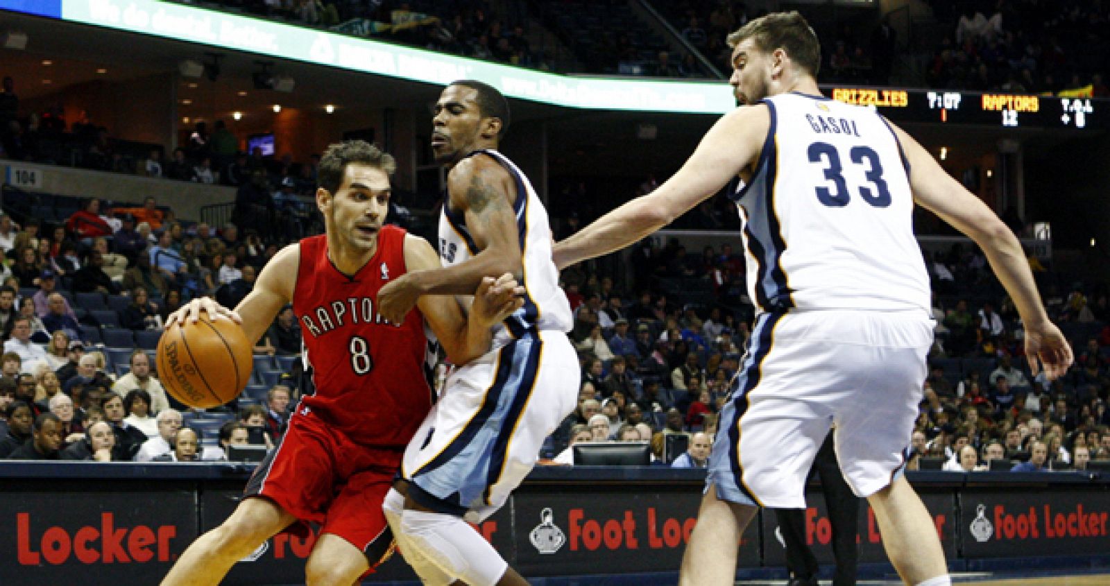 El jugador español Jose Calderón de los Raptors de Toronto en acción ante la defensa de Mike Conley y Marc Gasol de los Grizzlies de Memphis.