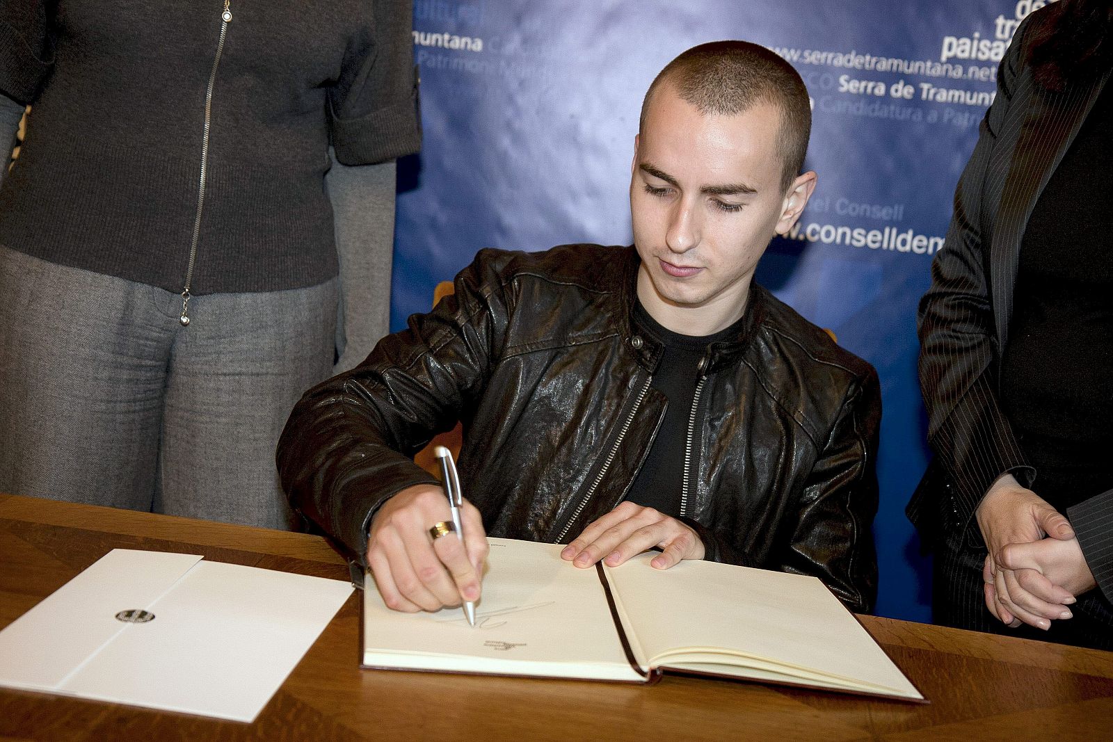 Lorenzo firma en el libro de honor de Sierra de Tramuntana