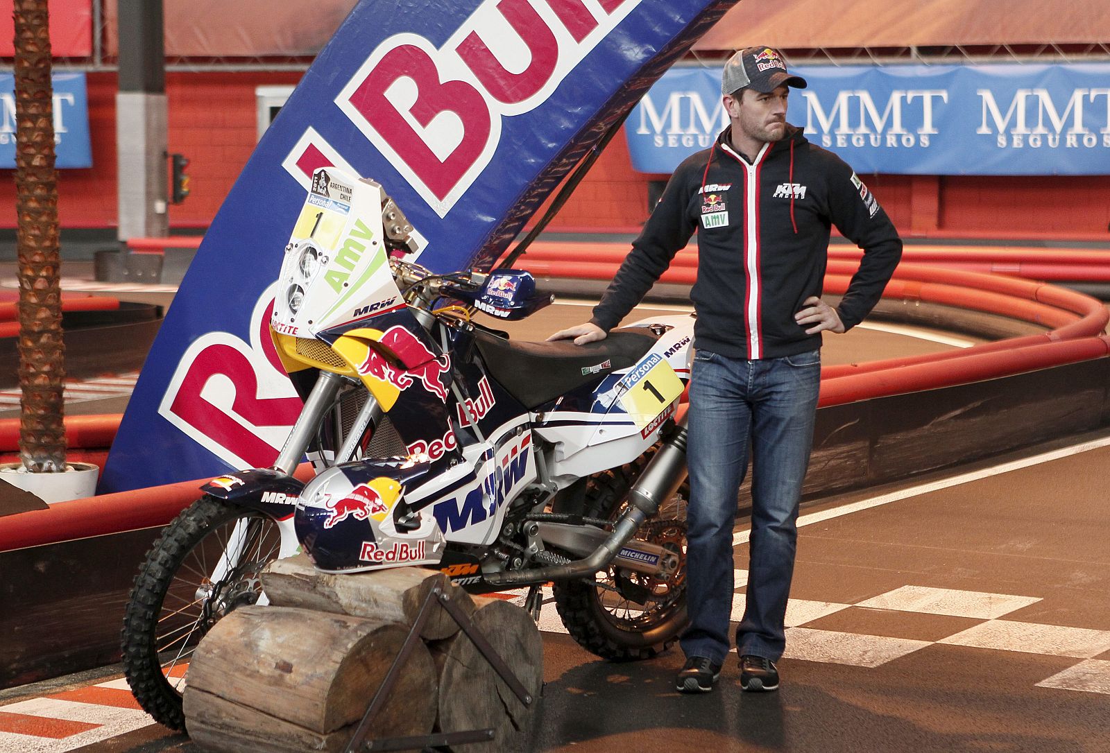 El plioto español Marc Coma, durante la presentación de su equipo para el rally Dakar 2011