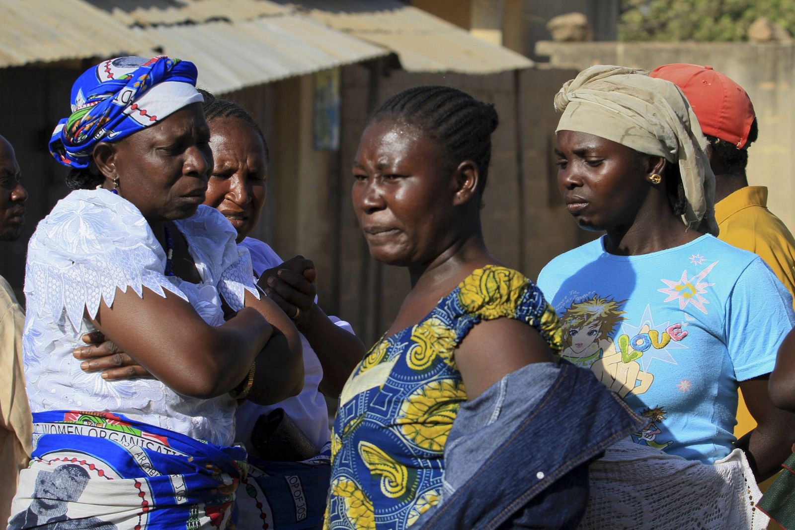 Un grupo de mujeres llora a sus familiares muertos en los atentados de Jos.