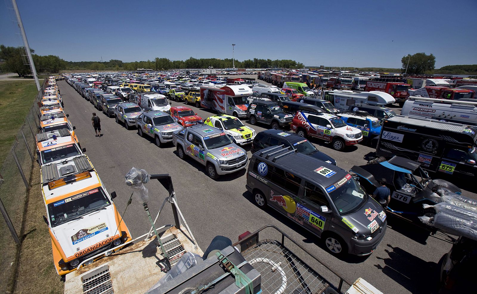 Vehículos del Rally Dakar 2011 llegan al puerto Delta de Lima, en Buenos Aires (Argentina).