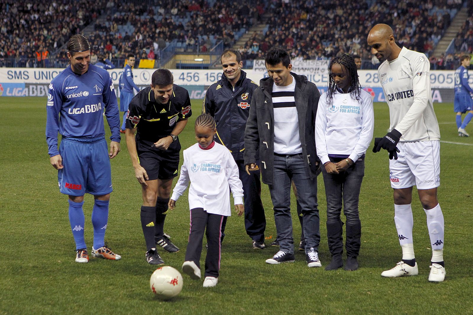 Los capitanes de los equipos Africa United, Frederic Kanouté y de la Liga, Sergio Ramos, presencian el saque de honor momentos antes del inicio del partido.