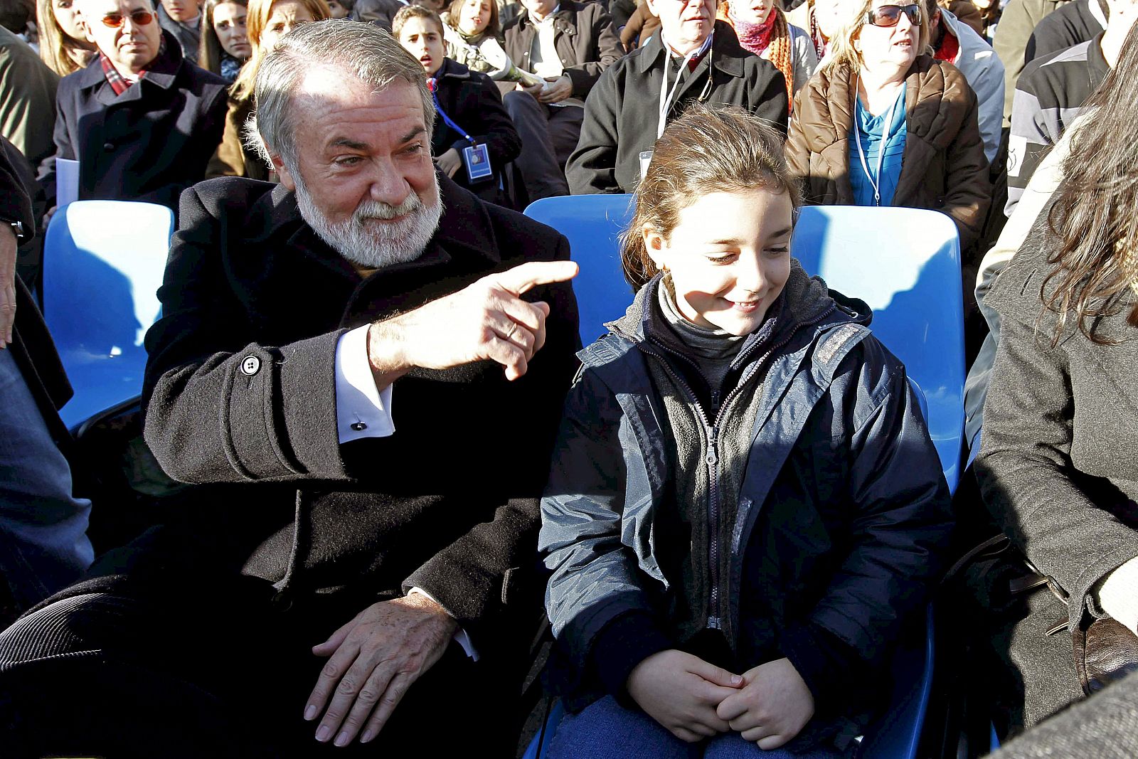 El eurodiputado del PP y ex ministro del Interior Jaime Mayor Oreja, junto a su sobrina