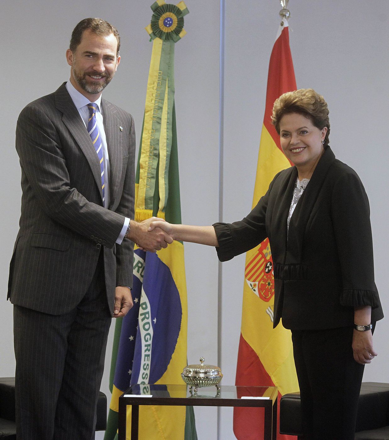 Dilma Rousseff estrecha la mano del prínicipe Felipe