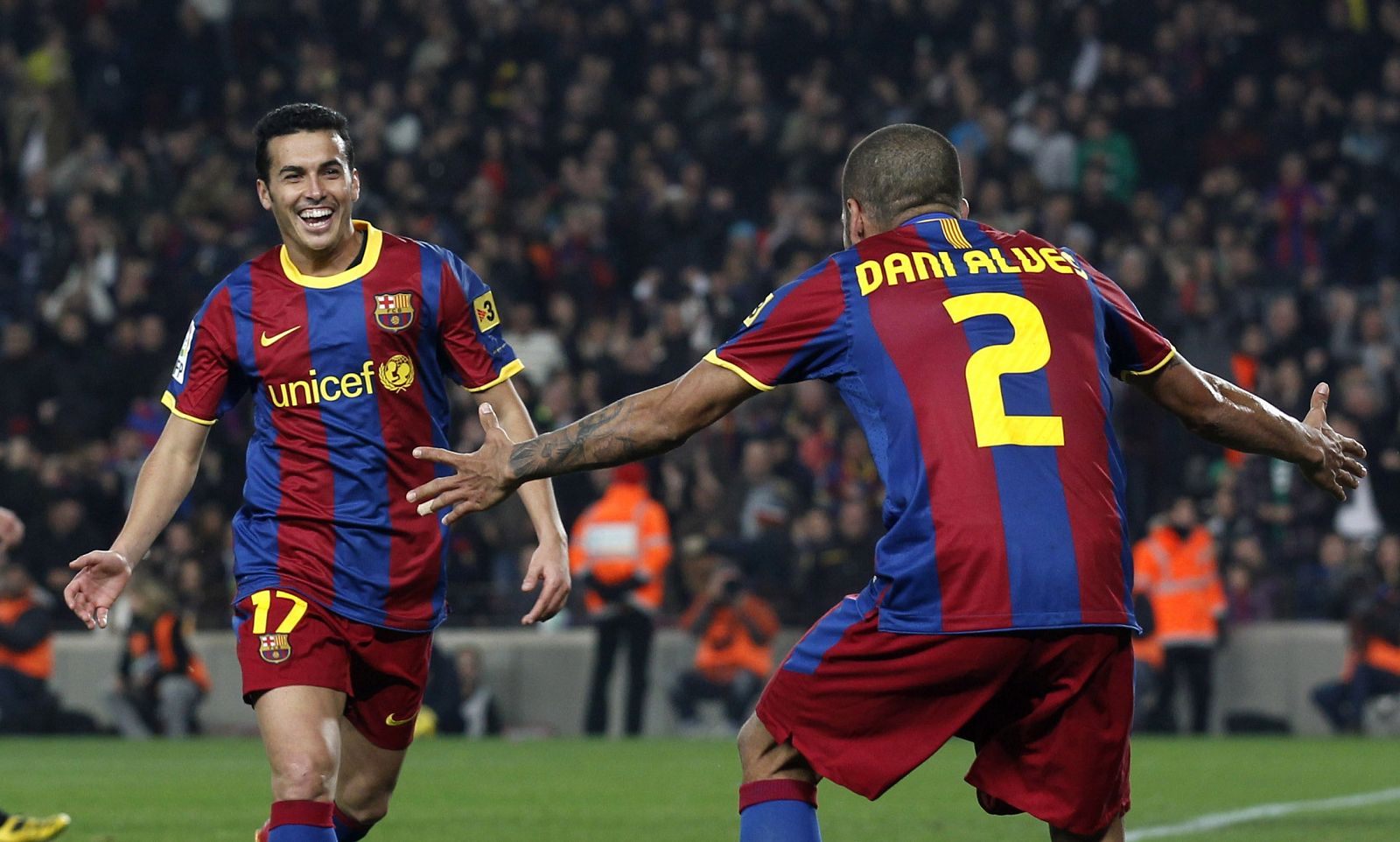 Alves y Pedro celebran el segundo gol.