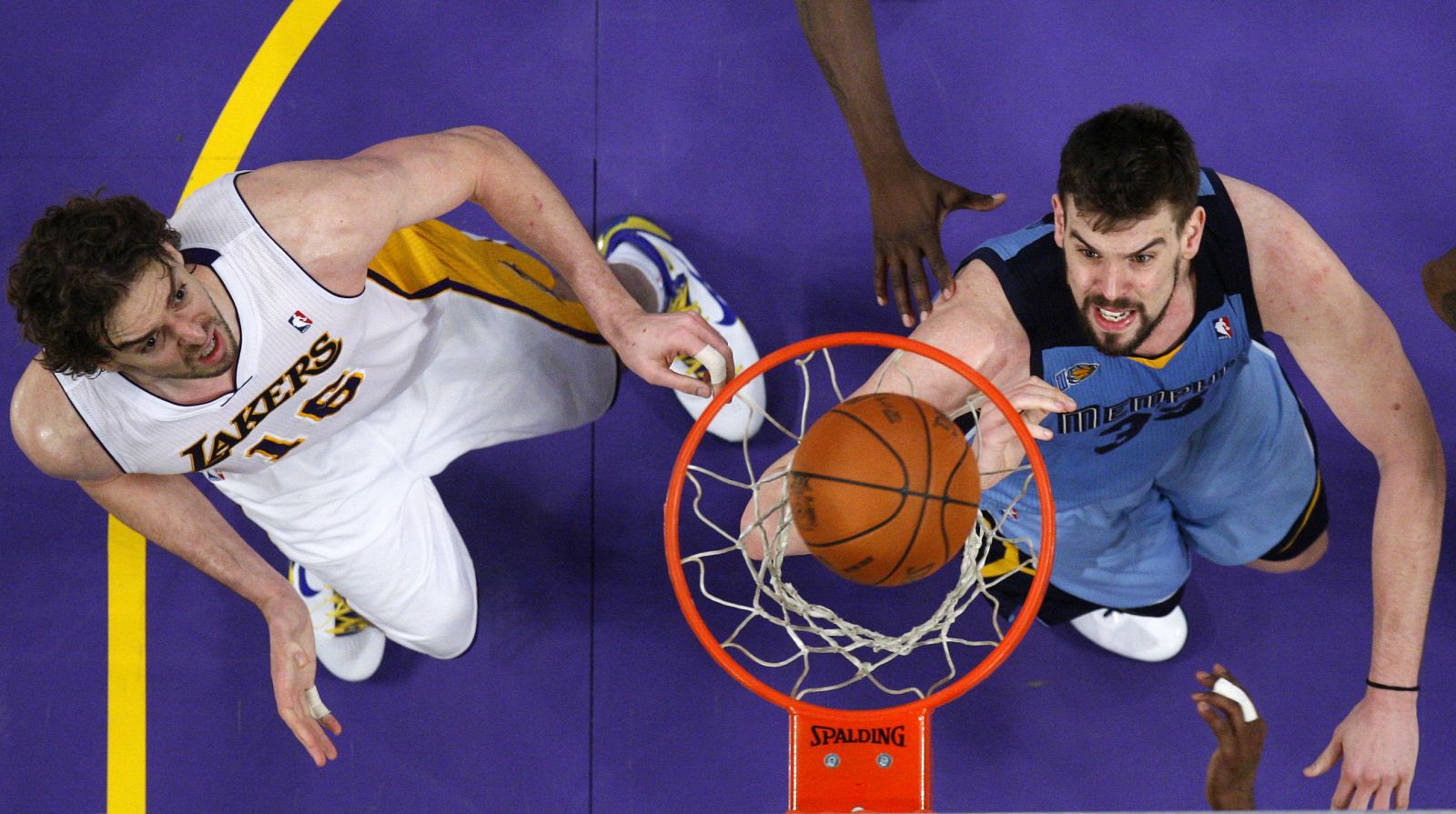 Pau Gasol y Marc Gasol intentan conseguir el rebote en el encuentro Lakers-Grizzlies que se llevaron los de Memphis.
