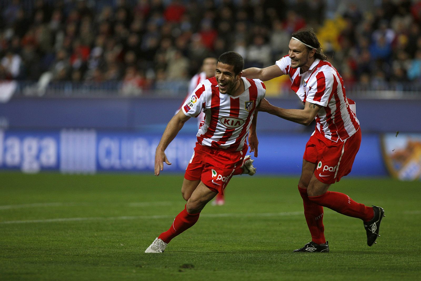 Los jugadores del Atletico Madrid Domínguez y Ujfalusi celebran un gol en la Liga.