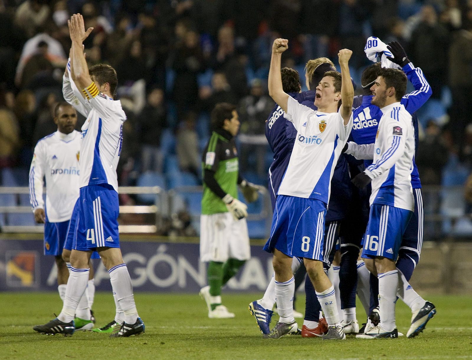 Braulio, a la derecha, autor del gol de la victoria, celebra con sus compañeros el triunfo del Zaragoza.