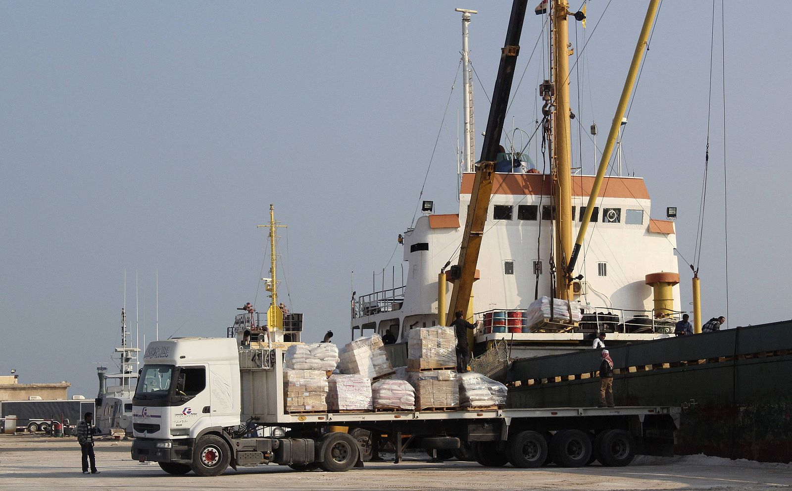 Trabajadores deescargan ayuda humanitaria de un barco procedente de Asia para la Franja de Gaza.