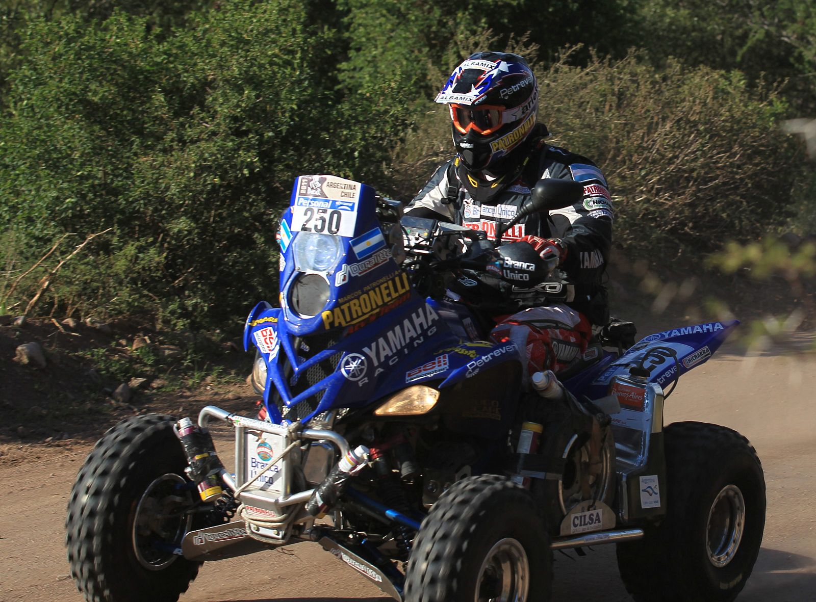 El argentino Marcos Patronelli, campeón de quads del Dakar en 2010, conduce su quad en la presente edición del Rally.