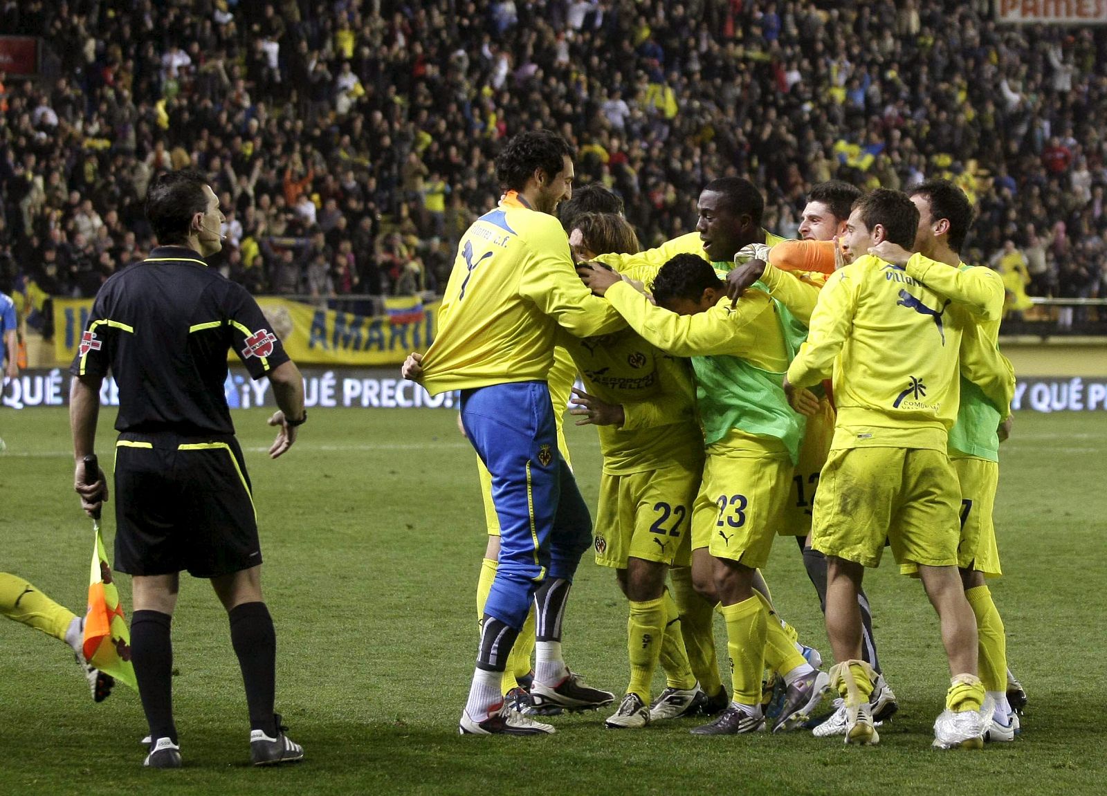 Los jugadores del Villarreal celebran el cuarto gol del equipo amarillo ante el Valencia en El Madrigal.