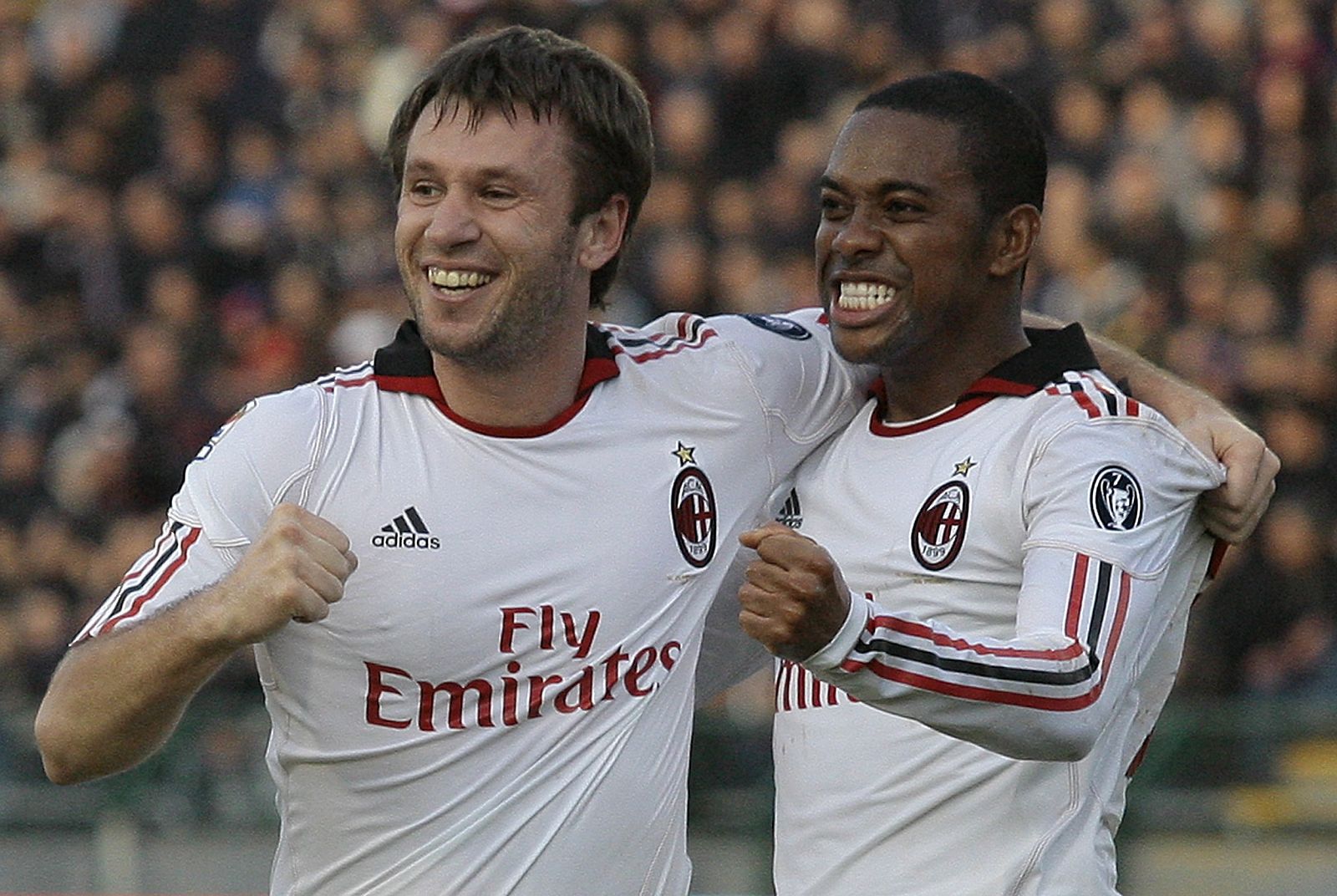 El Milan ganó 0-1 al Cagliari en el debut de Cassano como jugador 'rossonero'. En la imagen celebra la victoria con Robinho.