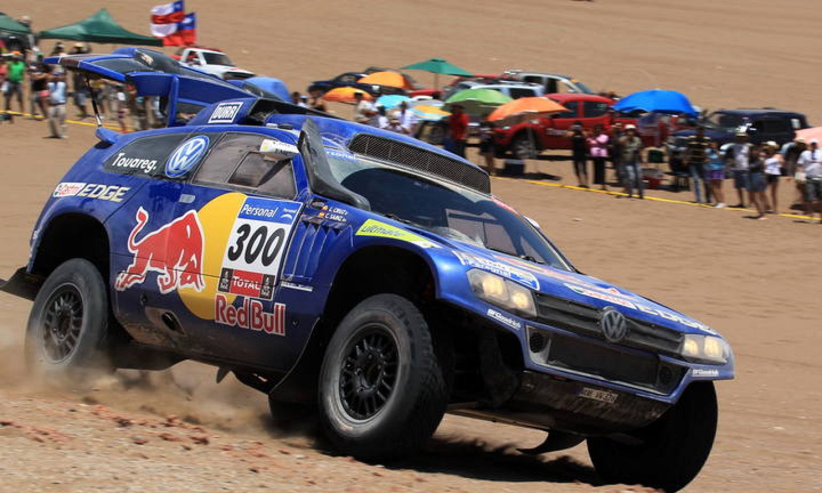 El piloto español Carlos Sáinz (abajo) desciende hacia el océano Pacífico.