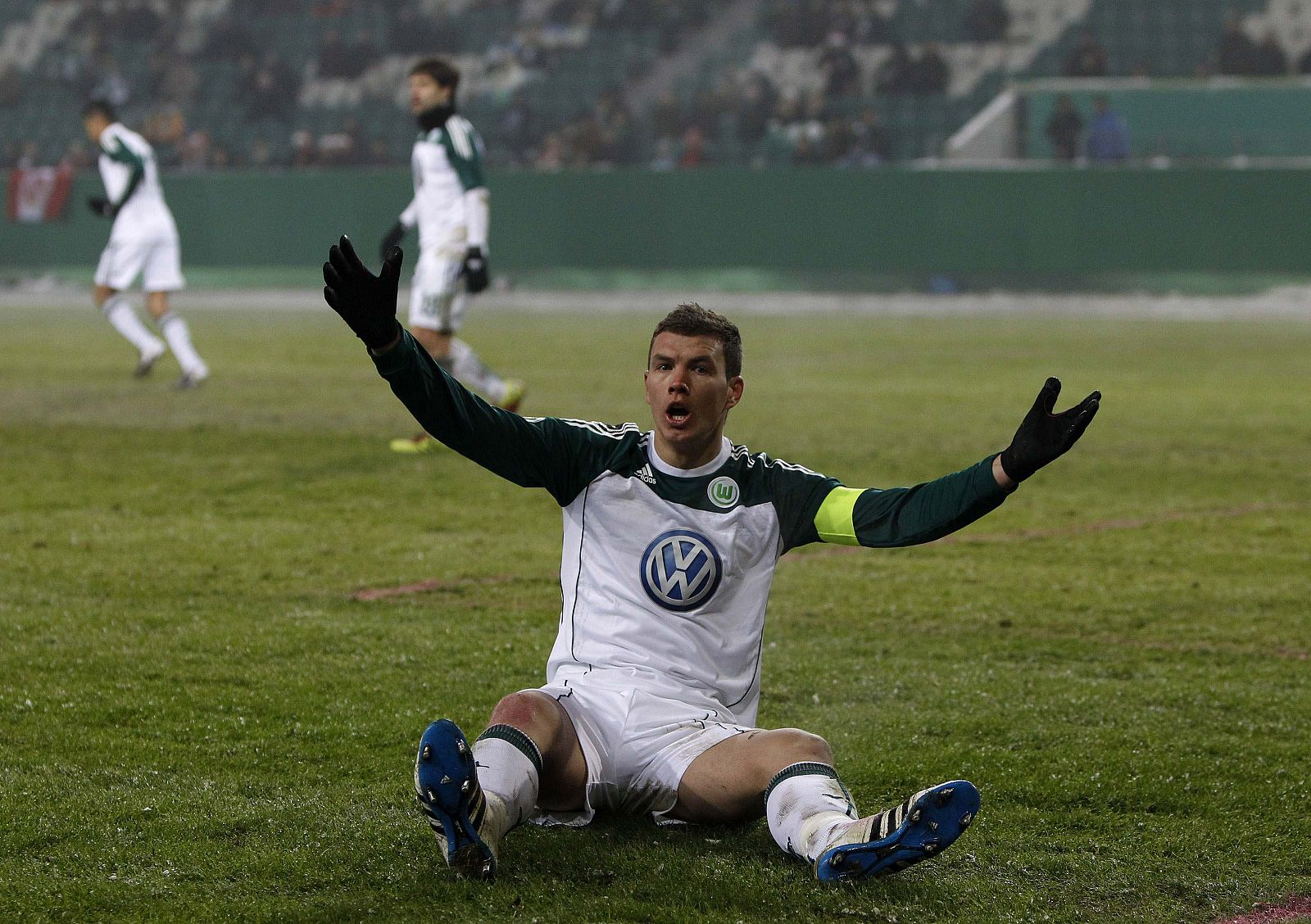 El bosnio Dzeko ya es nuevo jugador del Manchester City.