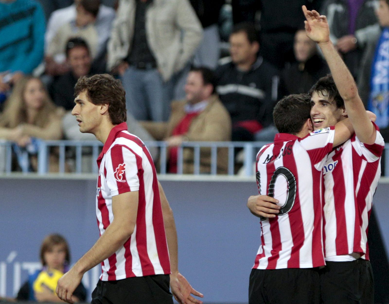 El centrocampista del Athletic Javi Martínez (d) celebra su gol ante el Málaga.