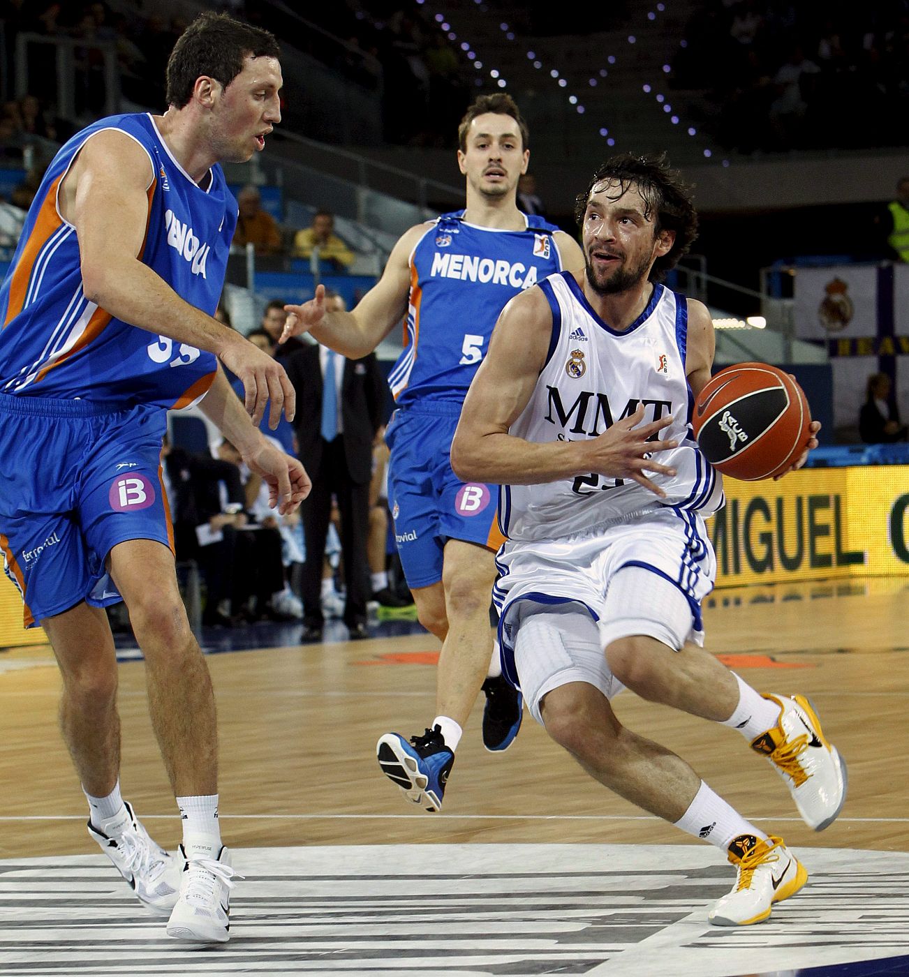 Radenovic y Huertas, del Menorca Bàsquet, defienden el avance del base del Real Madrid, Sergio Llull.