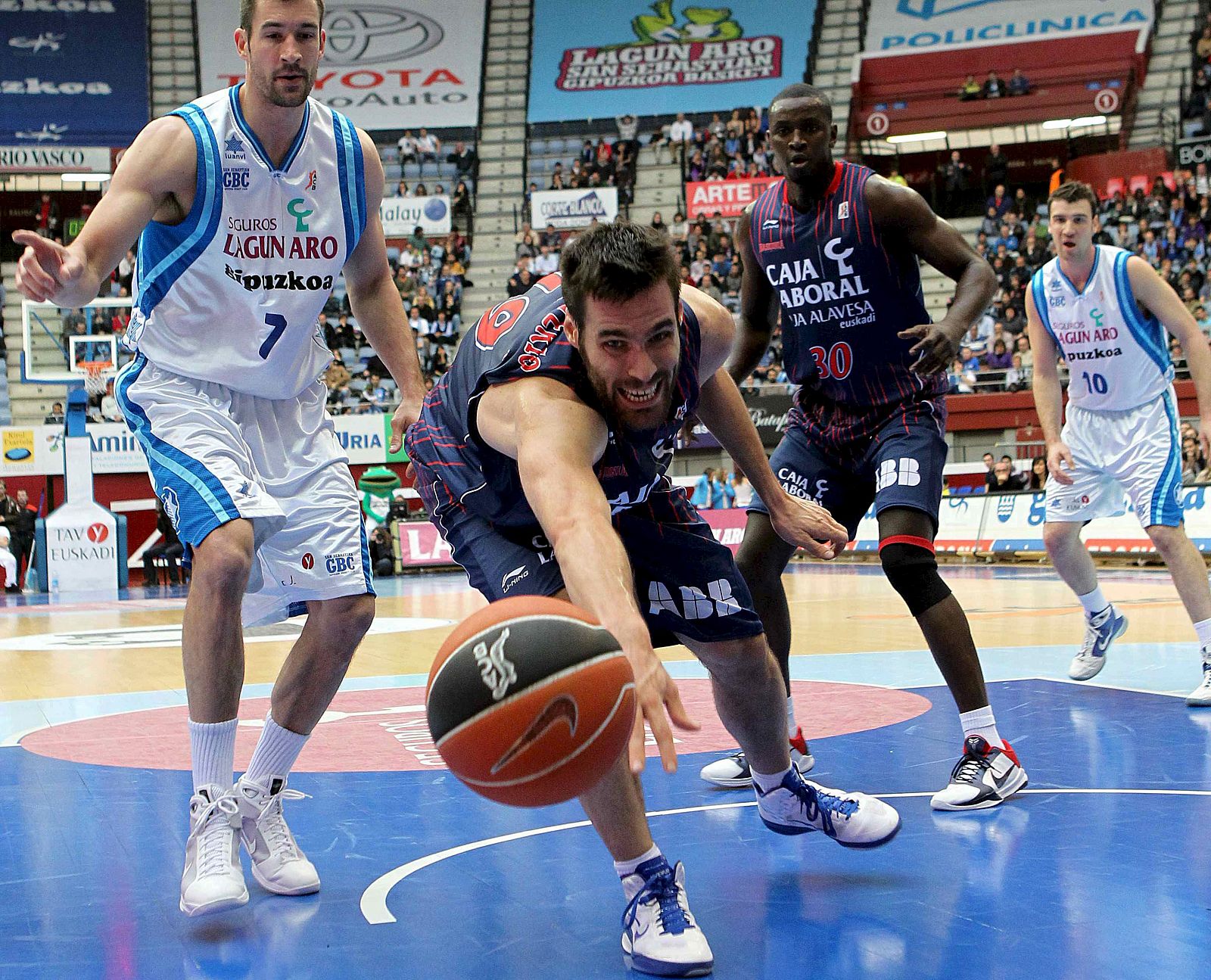 San Emeterio, de Caja Laboral, intenta llegar a un balón.