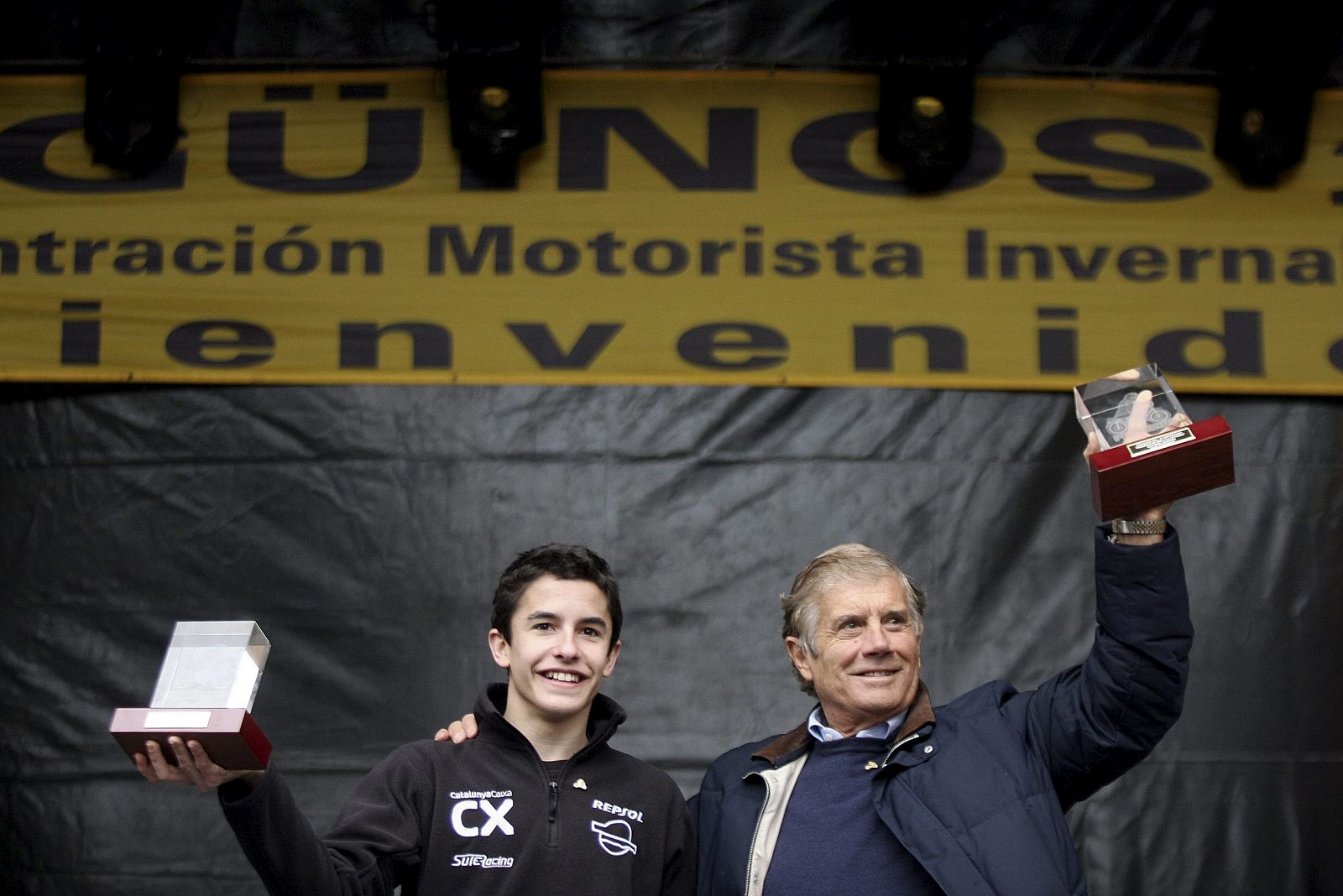 El campeón del Mundo de 125 cc, Marc Márquez, y el ex piloto italiano Giacomo Agostini, han recibido los Pingüinos de Oro.