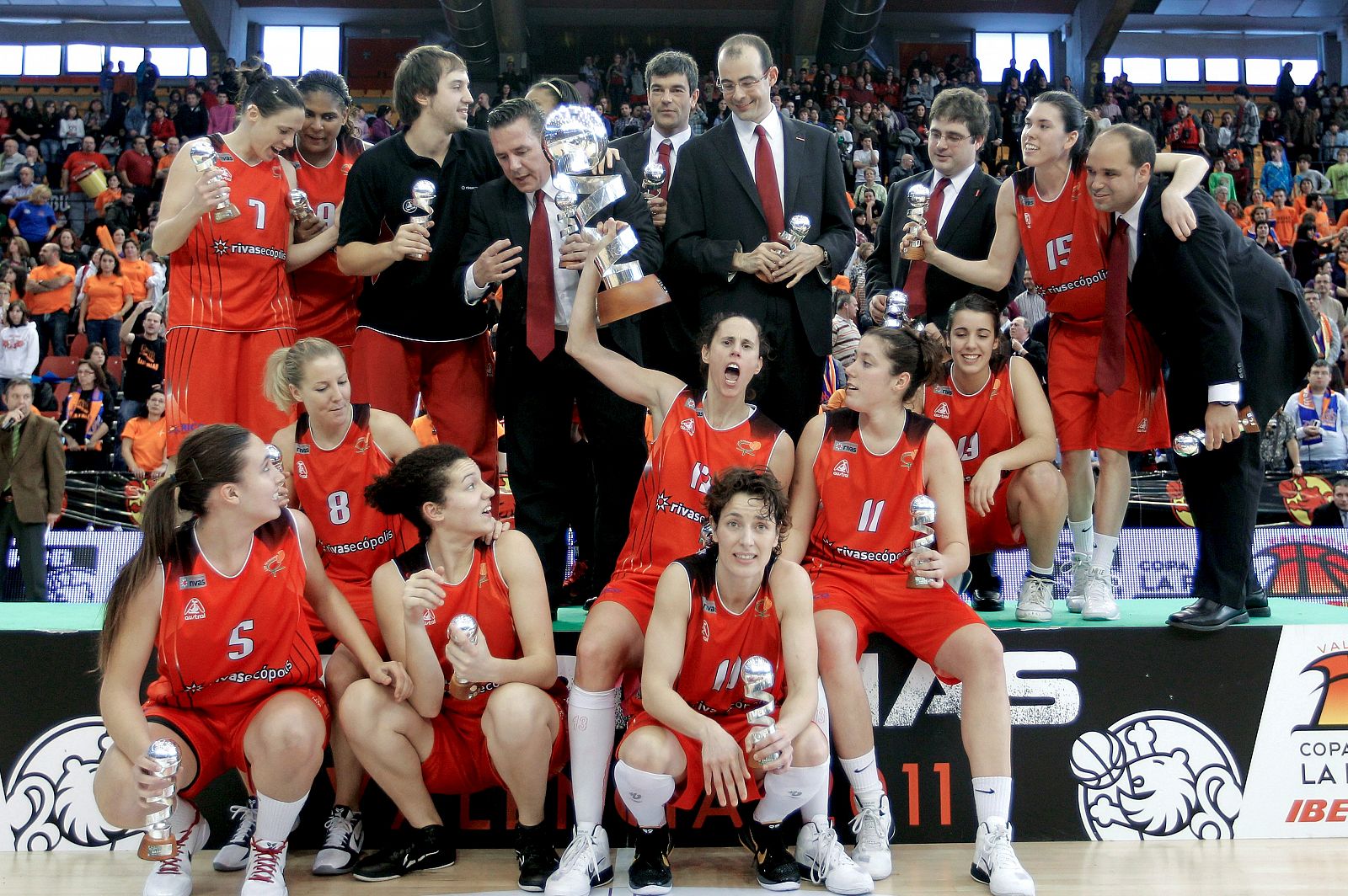 Las jugadoras del Rivas Ecópolis posan con la Copa de la Reina