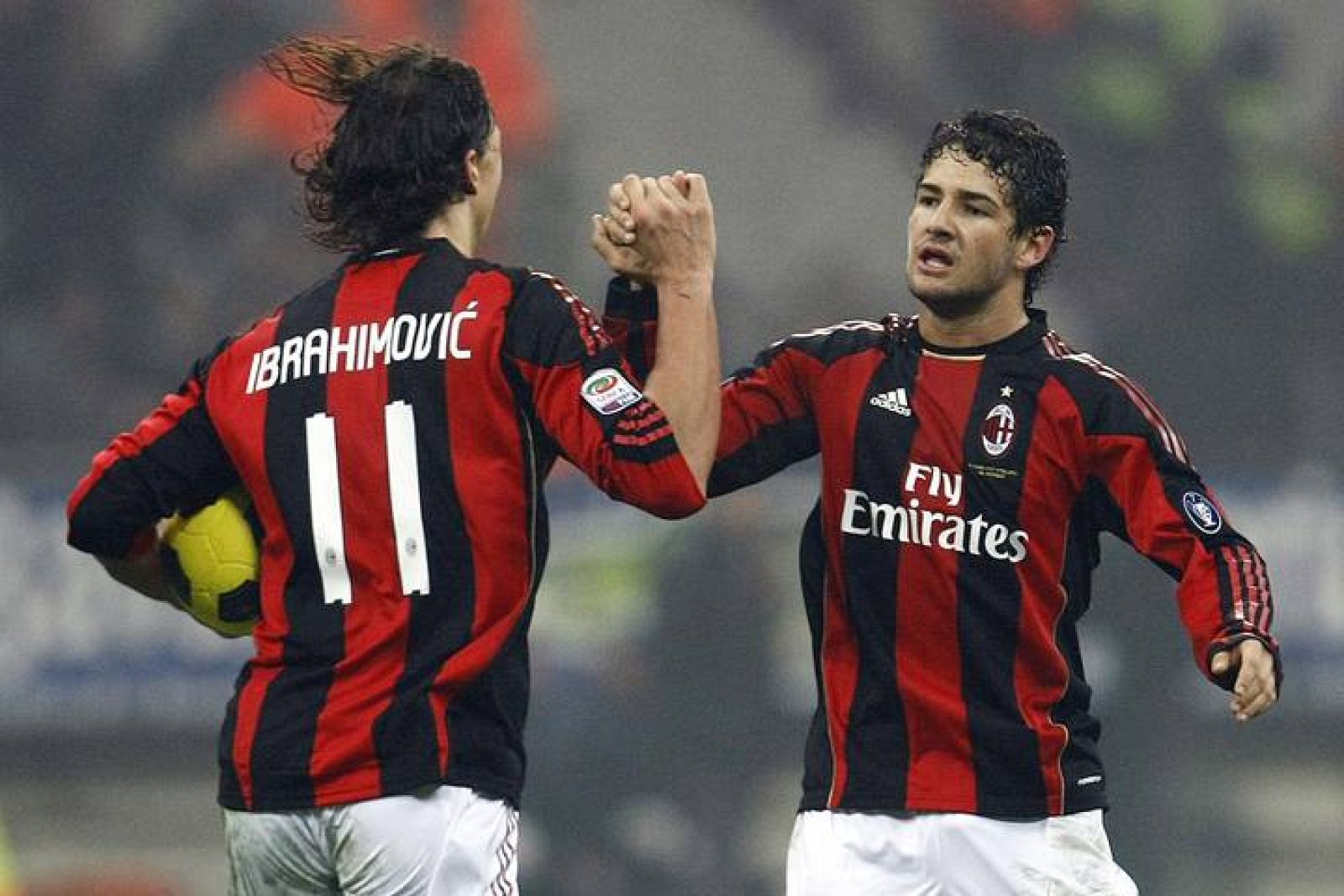 Ibrahimovic celebra su gol con el brasileño Pato