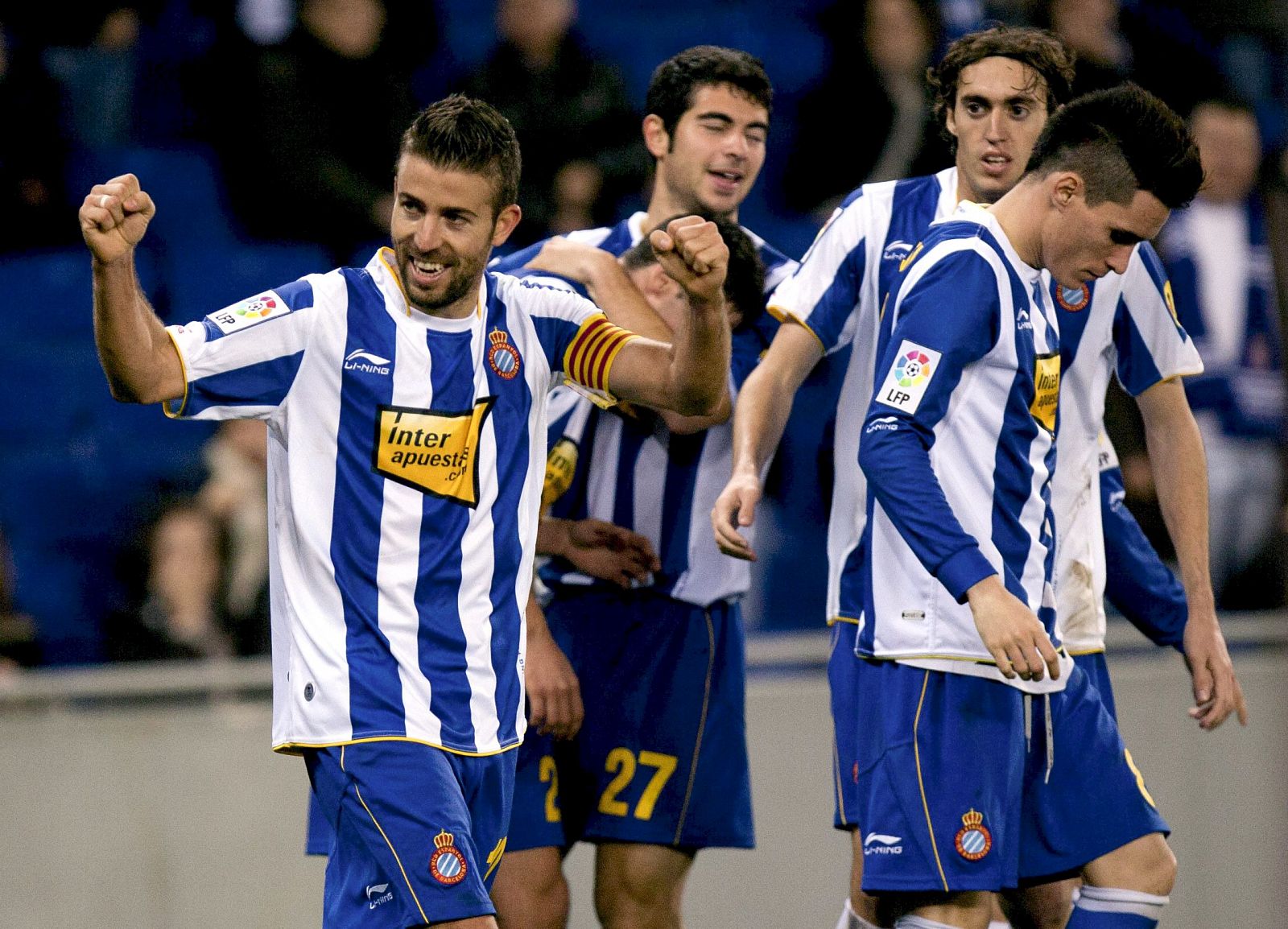 El delantero del Espanyol Luis García (i) celebra el cuarto gol ante el Real Zaragoza.