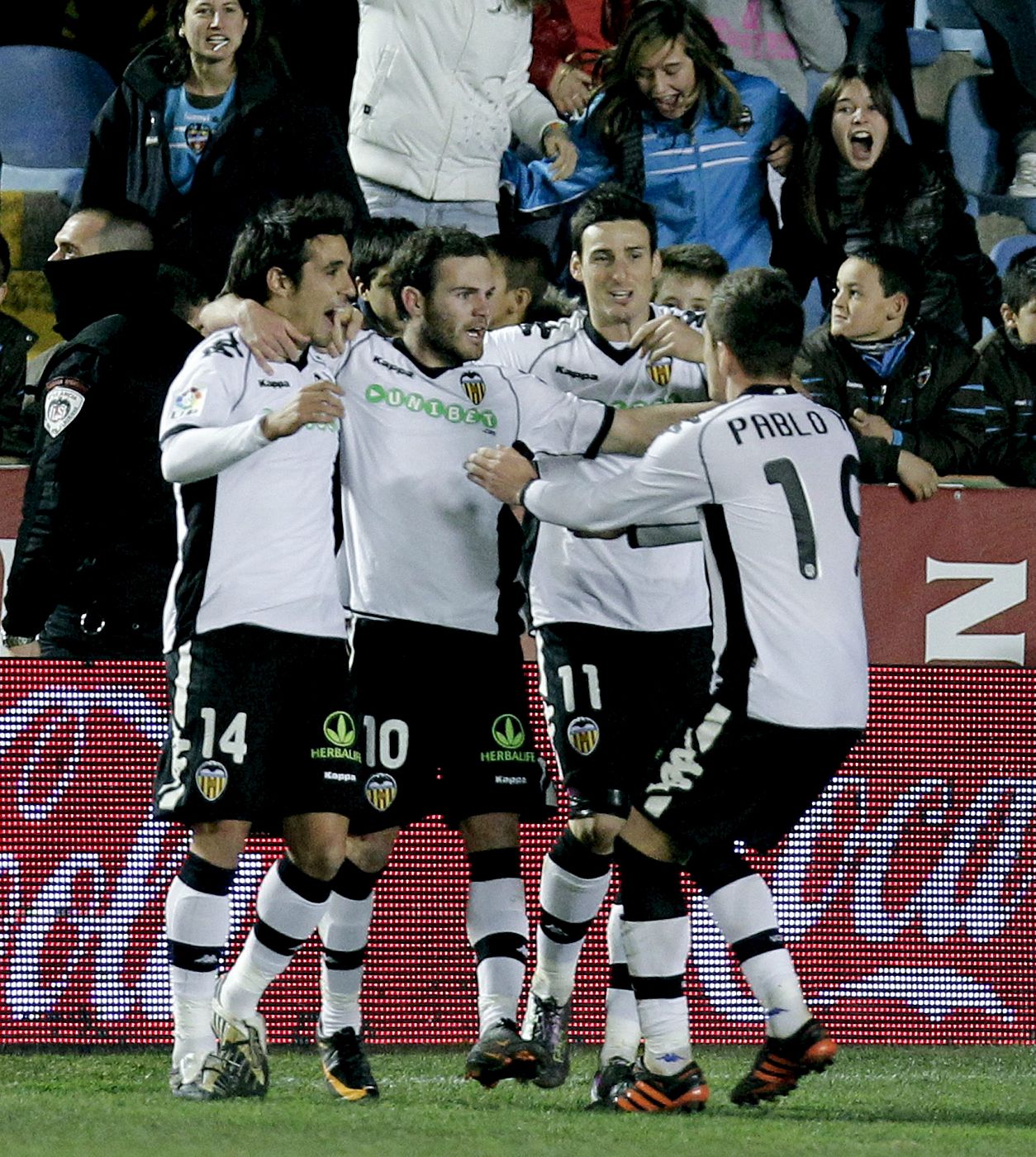 El centrocampista del Valencia CF Juan Manuel Mata (2i) celebra su gol