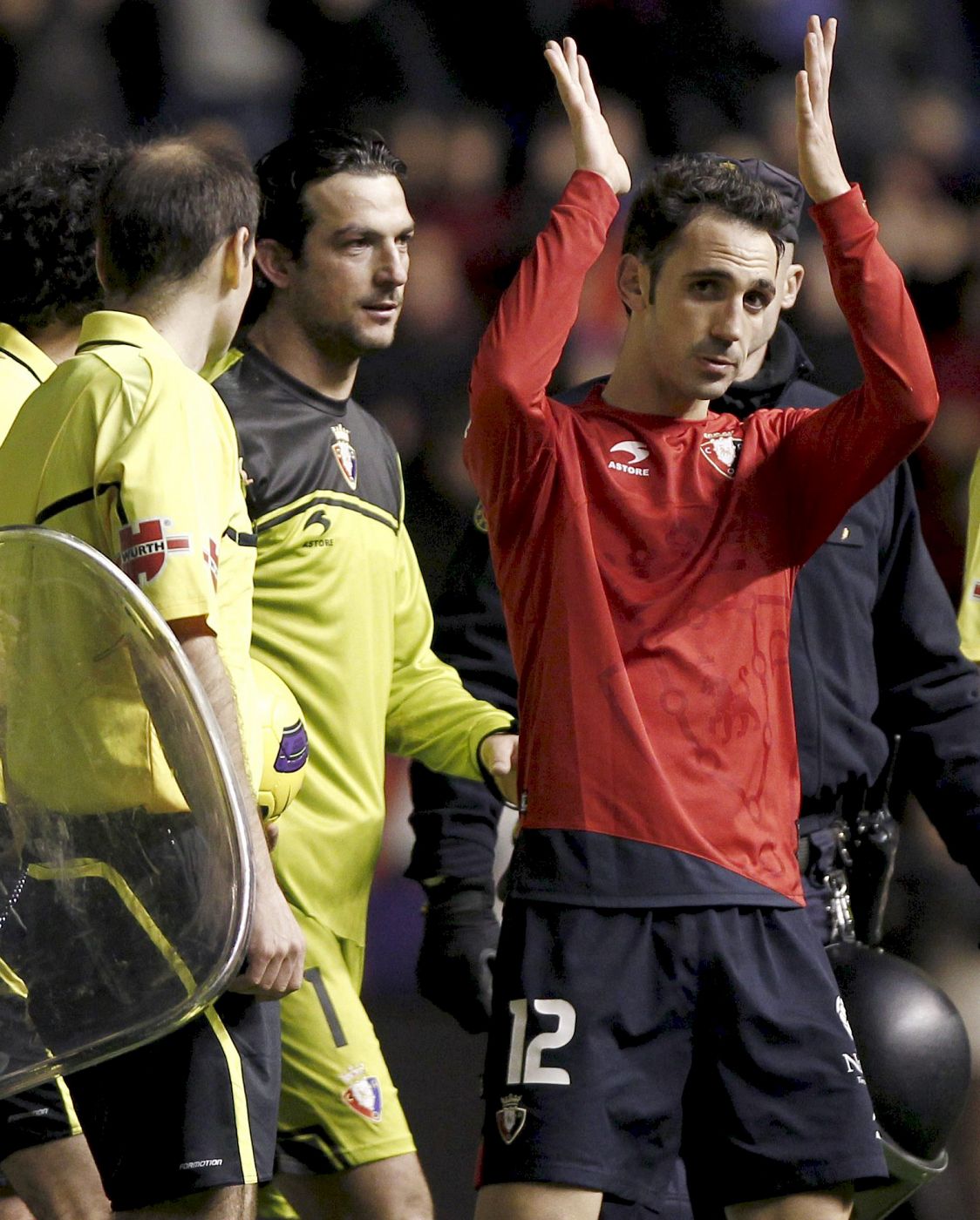 El centrocampista del Osasuna Juanfran Torres (d), junto a su compañero Ricardo López, se despide de la afición rojilla