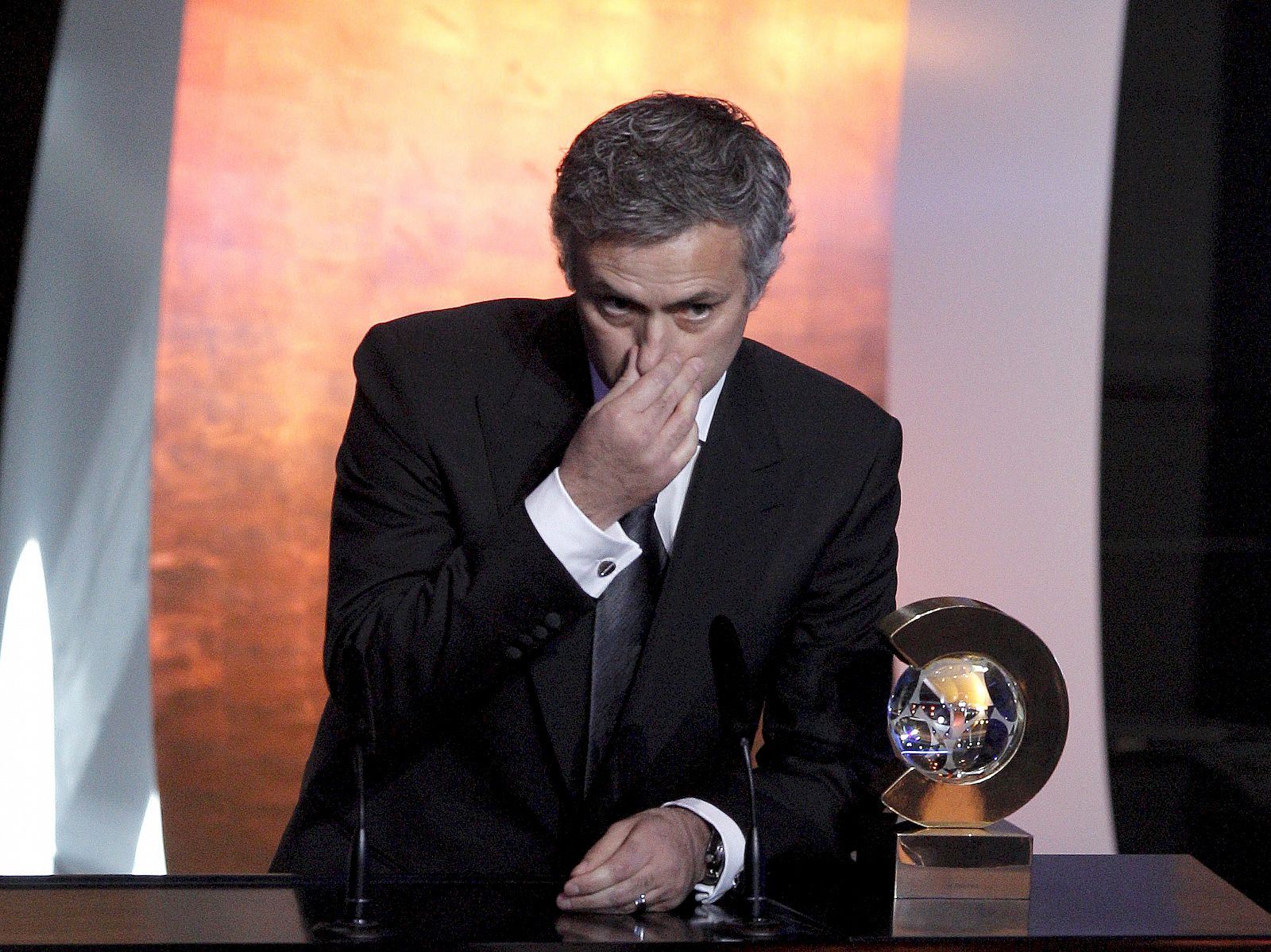 El entrenador portugués del Real Madrid, José Mourinho, tras ser galardonado con el Premio FIFA al mejor entrenador de 2010 por su triplete con el Inter de Milán.
