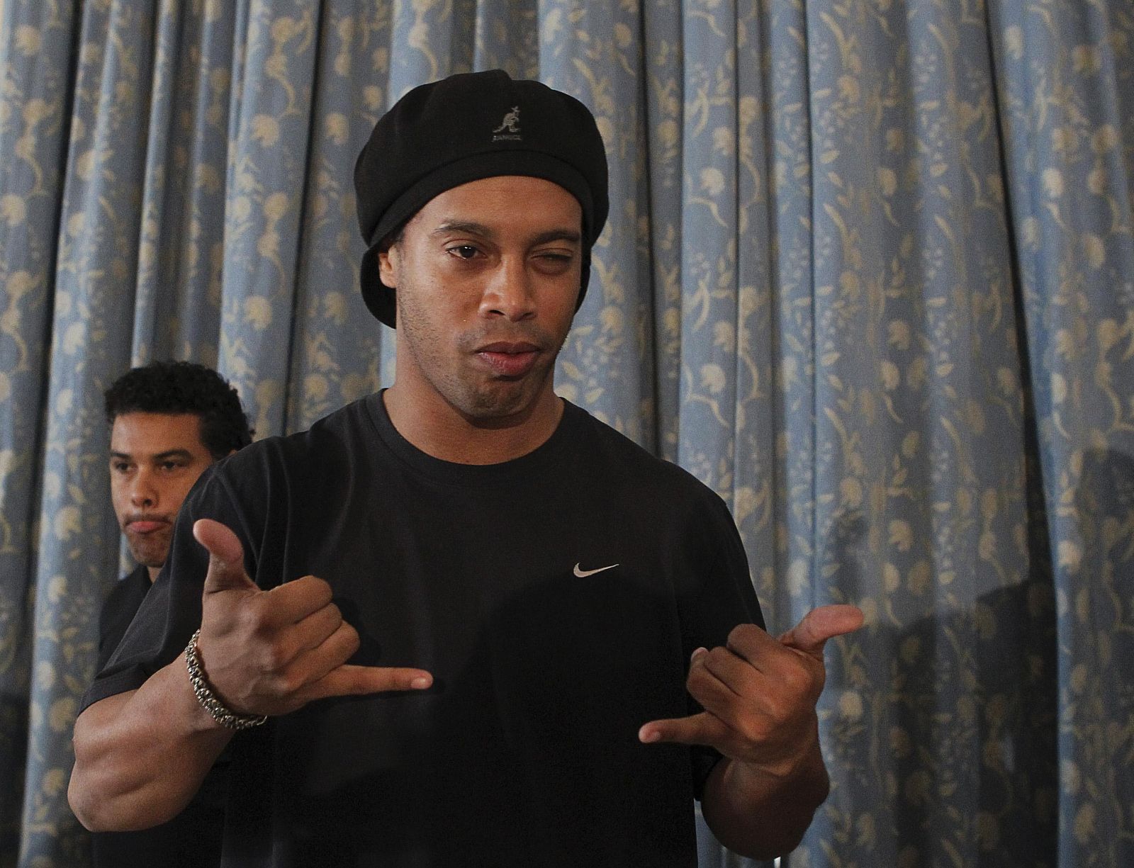 Ronaldinho durante la rueda de prensa de bienvenida en Copacabana Palace hotel en Rio de Janeiro.