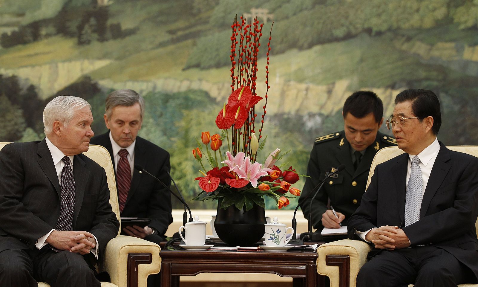 Gates junto a Hu Jintao durante su encuentro
