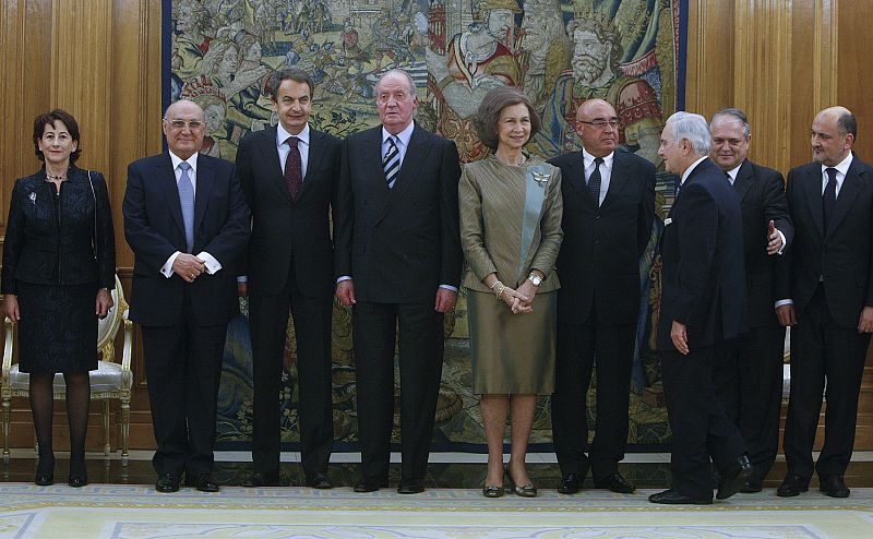 Los nuevos magistrados del Tribunal Constitucional posan tras la jura con lo Reyes; el presidente del Gobierno, José Luis Rodriguez Zapatero; el del Senado, Javier Rojo y el del Consejo General del Poder Judicial (CGPJ), Carlos Dívar.