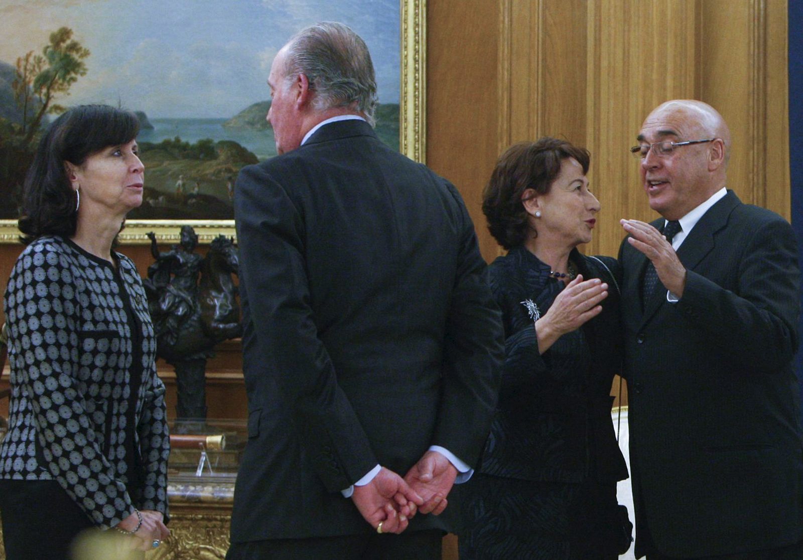 El Rey conversa con la presidenta saliente del TC, María Emilia Casas (i), acompañados por el presidente del Senado, Javier Rojo (d) y la nueva magistrada del TC, Adela Asúa (2d).