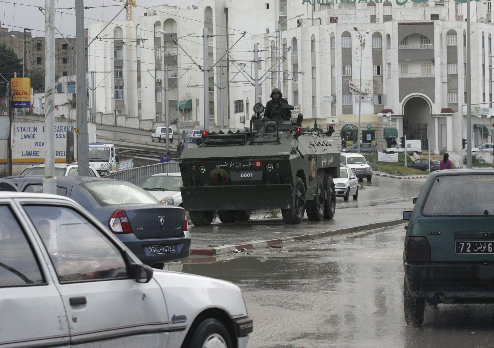 La policía resguarda una calle tras los incidentes violentos de los últimos días en Túnez